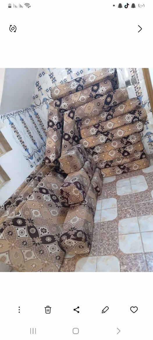 سلام عليكم عدنه غراض للبيع كلمن وسعره نضيفات الكاونتر ٢٠٠  طباخ ب ٣٠٠ وبي مجال وجلسه.100  وتصال ع رقم   *********** مكان كربلاء حي زهراء
