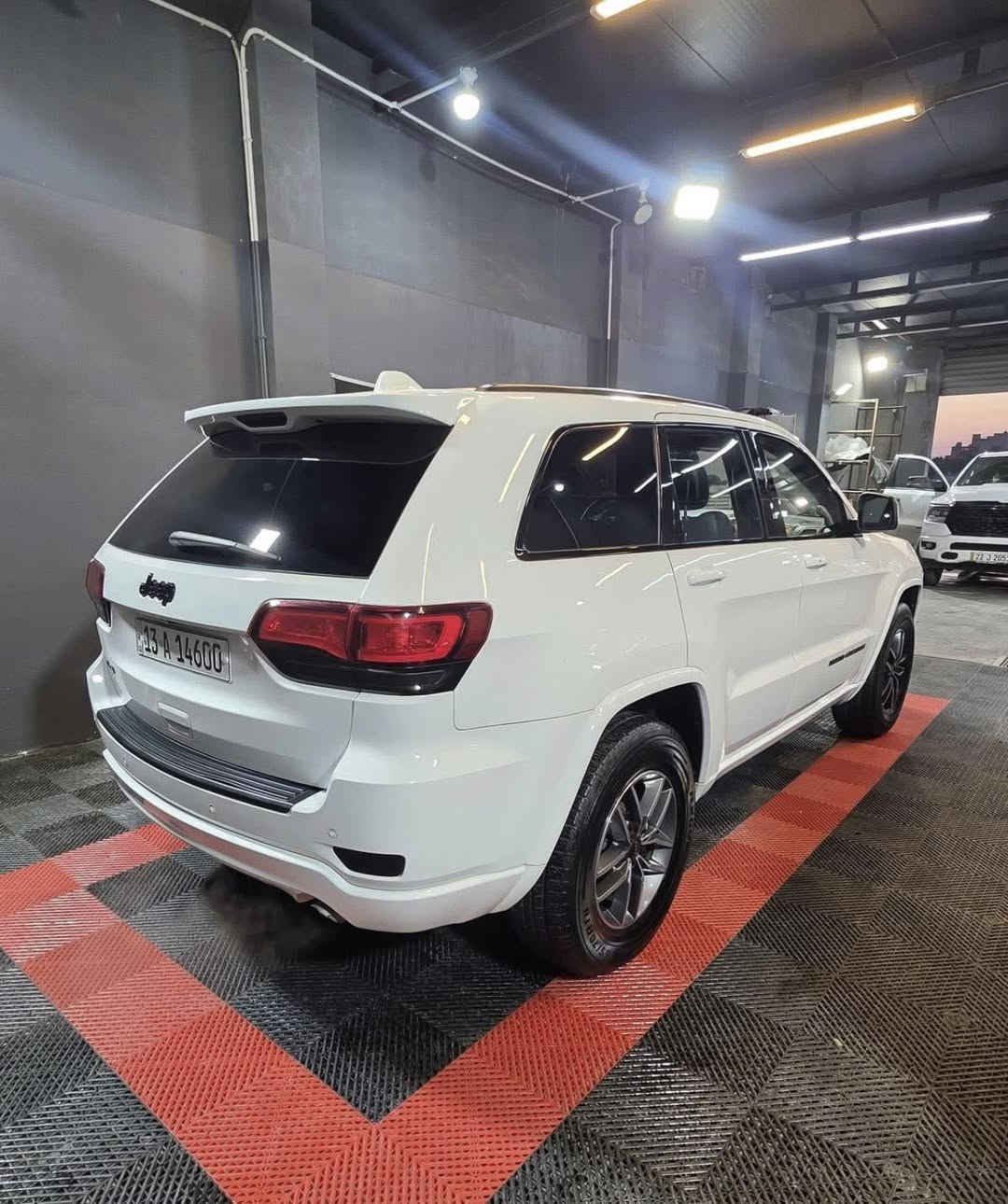 🔴جيب لاريدو 2020 ( امريكي )دخول جديد كتاب ضباط
رقم ميسان دولي تحويل مباشر وارد امريكي ضرر دعاميه مبدله فقط 
* المواصفات :
* سقف بانوراما. 
*رادار امامي
* نقطة عمياء 
*داخل اسود جلد  
* المقاعد الأمامية كهربائية .
* تحديد مسار .
* المقاعد الأمامية مع تدفئة . 
* المقاعد الخلفية مع تدفئة .
* مقود السائق كهربائي . 
* تدفئة ستيرن .
* الشاشه لكبيرة 8.4 انج .
  بروجكترات زنون . (بلاد)
* تشغيل عن بعد .
* صندوق كهربائي .
*  حساسات أمامية . 
* كاميرا خلفية .
#السعر257
🚗🚗🚗🚗🚗🚗

 📞 للاستفسار:
***********
