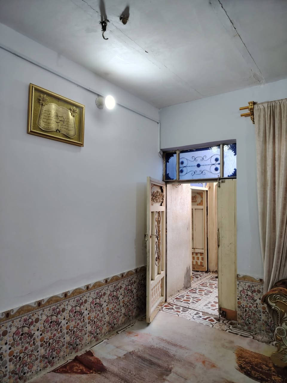 السلام عليكم بيت للبيع طابو 100م امامي طابقين 
كل الخدمات متوفره تبليط ورصيف ومجاري ومي وكهرباء ونت ضوئي 
المكان تضحيه قرب مدرسة قبضة الهدى 
واعدادية السلام 
يتكون البناء من طابقين الاول ديوانه وصاله وغرفه ومطبخ وصحيات 
والطابق الثاني صاله وغرفتين 2 وصحيات وصطح 
البناء الطابق الاول طابوگ وعگاده  والطابق الثاني فرمستون 
بناء الطابق الاول سنة 2018 والطابق الثاني 2023
للتواصل ***********
