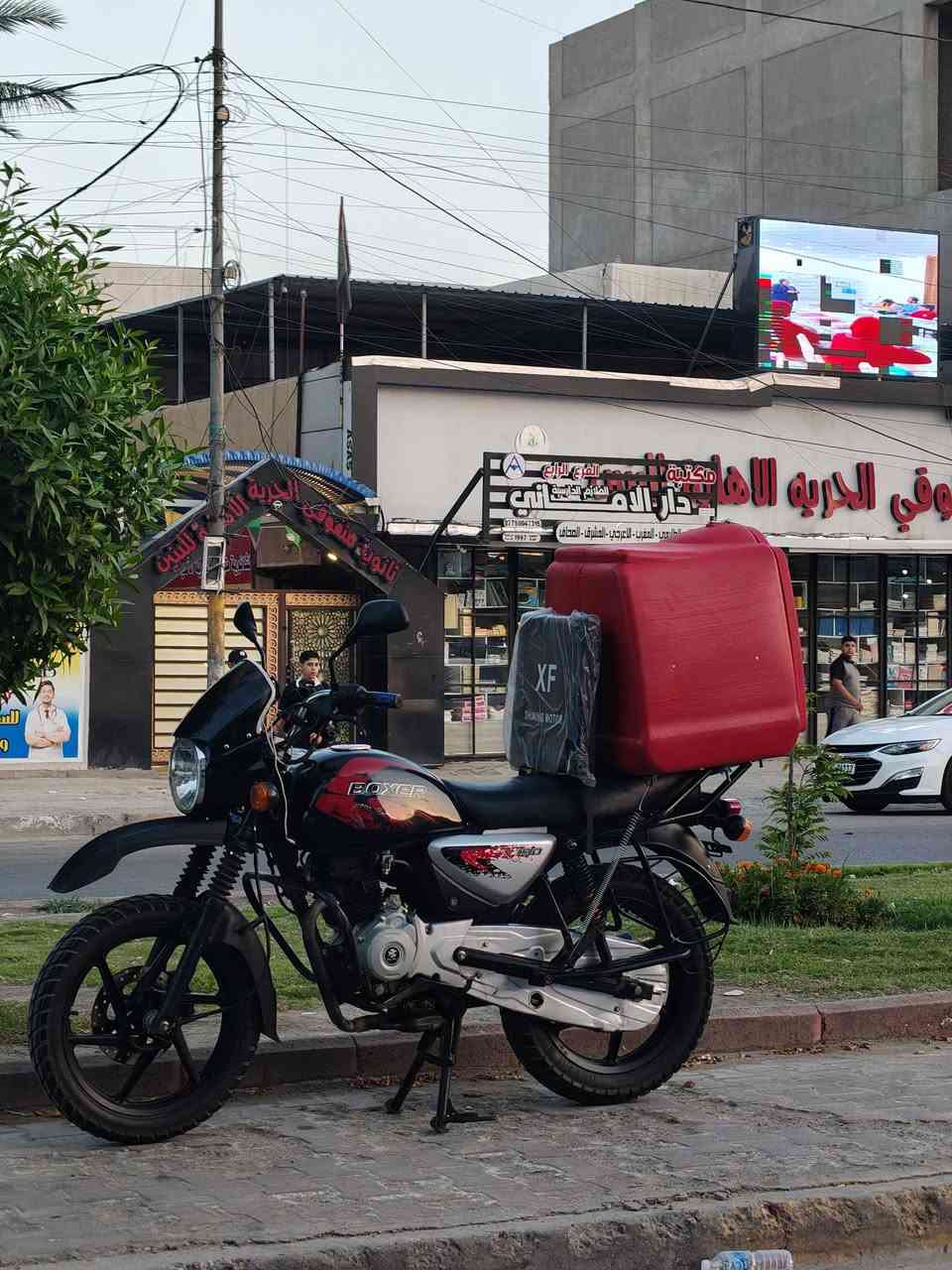 سلام عليكم دراجة للبيع 
بوكسر موديل 2023
مرقمة كامل سنوية لوحات 
بغداد الشعلة ام نجم شارع سالم 
***********
سعرها 2150 مليونين او 150 الف بيهة مجال

