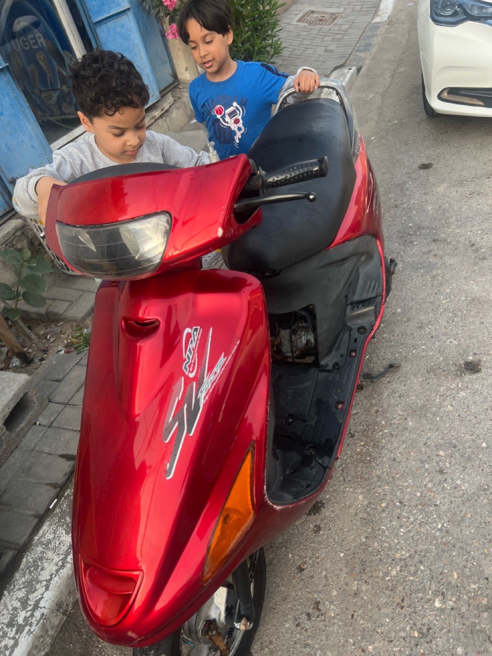 فراشة نثية الدراجة كاملة اي نقص مابيها مكينتها بلادية ما مفتوحة كهربائيات كلها شغالة من الطول للطول مكينتها خرسة معدل حلو كاملة من كلشي سعرها 450  مكاني بــ دور الشرطة ***********