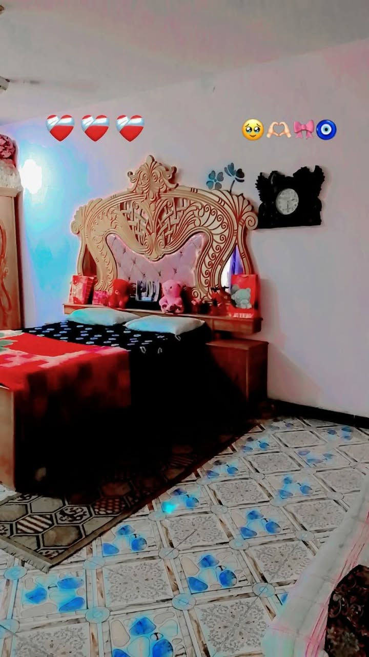 السلام عليكم ورحمة الله وبركاته
بيت للبيع مساحه 190 البيت يتكون الطابق الأول غرفة نوم +هول +مطبخ حار وبارد وحمام 
صحيات خارجية 
الطابق الثاني غرفتين نوم +هول+صحيات بيتونه سطح البيت بناء حديث 2022
ع الشارع مدارس+مستوصف قريب ع الحولي مجاري كهرباء مولد نت ضوءي
 نتصال على الرقم *********** ثاني ***********
