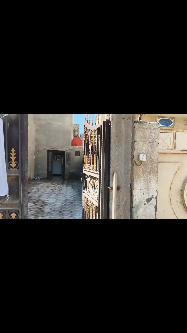 سلام عليكم 
بيت للبيع مساحه ٢٤٠ 
غرفتين وصاله واستقبال ومطبخ وصحيات داخليه وصحيات خارجيه ومَنور داخل الصاله 
عنوان :خلف جامع الدغارة قرب الشط ( بستان ال مهاوش) 
للأستفسار والسعر الاتصال بالرقم 
‏‪***********‬‏
