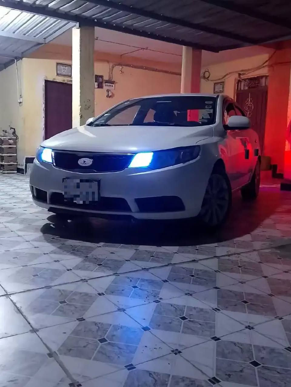 السلام عليكم سيراتو 2013 سياره مصبوغة عام بيه قماره وباب خلفي وصندوق مامصبوغ انا  مصبوغه عام سياره مكينه 1600 رقم انكليزي بسمي سياره اكفلك مكينه وكير وحداديه سياره حلوه ومرتبه سعر 109 وبيه مجال اذا مو شراي لا تعبني مكاني بصره رقم الهاتف ***********
