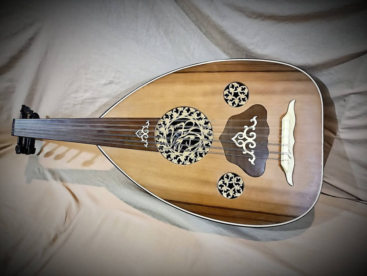 السلام عليكم ((( صناعتنا )))
من خشب السيسم العراقي 
الوجه سيدر 
المفاتيح ابنوس
مع تحيات باسل الجراح لصناعة الة العود
***********

