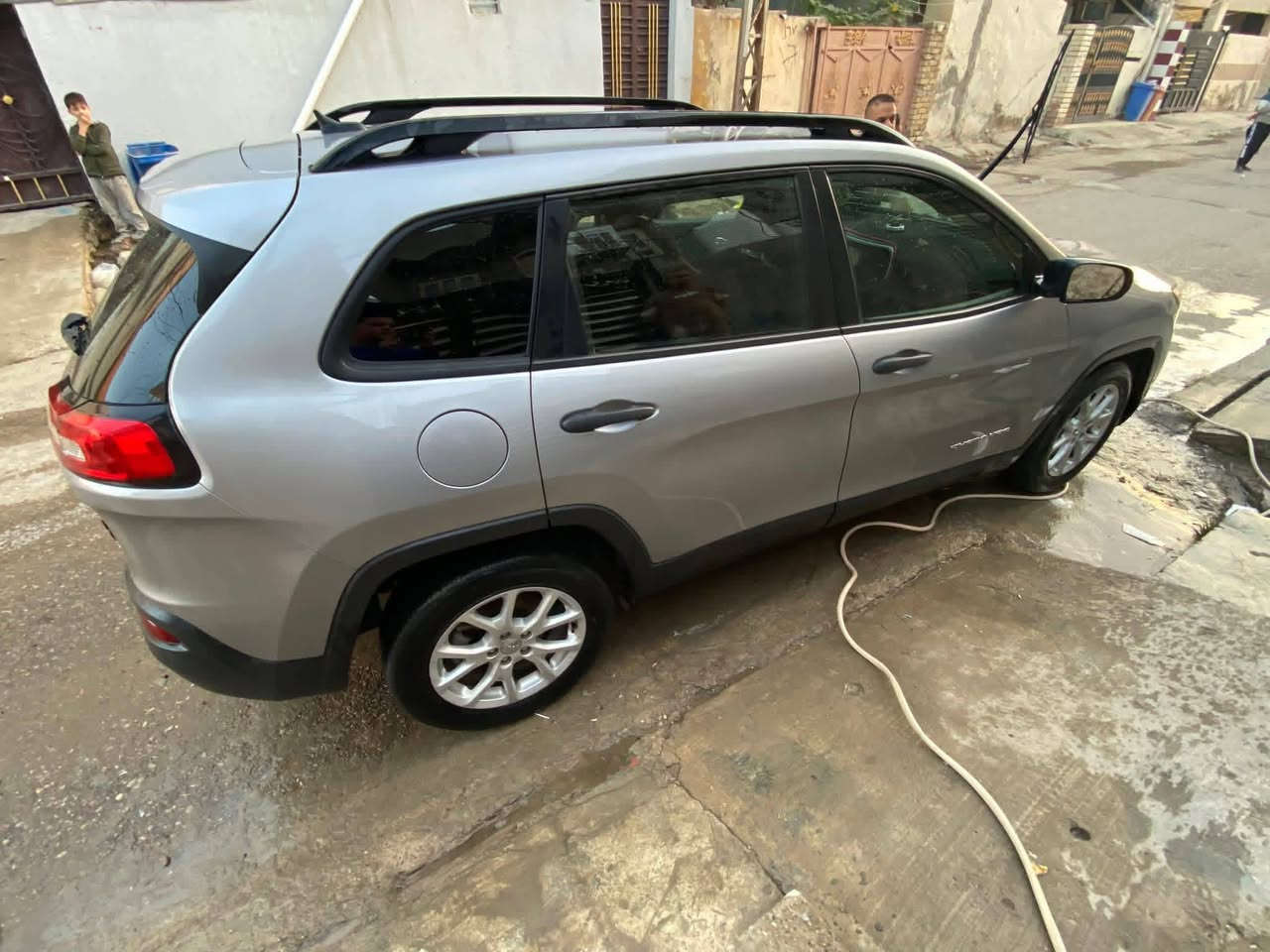 سلام عليكم
جيب شيروكي 

موديل 2017 

ضرر جاملغ امامي جهت سايق باب السايق فقط رش رقم بغداد ب اسمي تحويل مباشر مكاني ديالى بعقوبة المركز سيارة 4سلندر 
السعر 128 مع مجال بسيط 
للاستفسار *********** 

واتساب متواجد ***********
