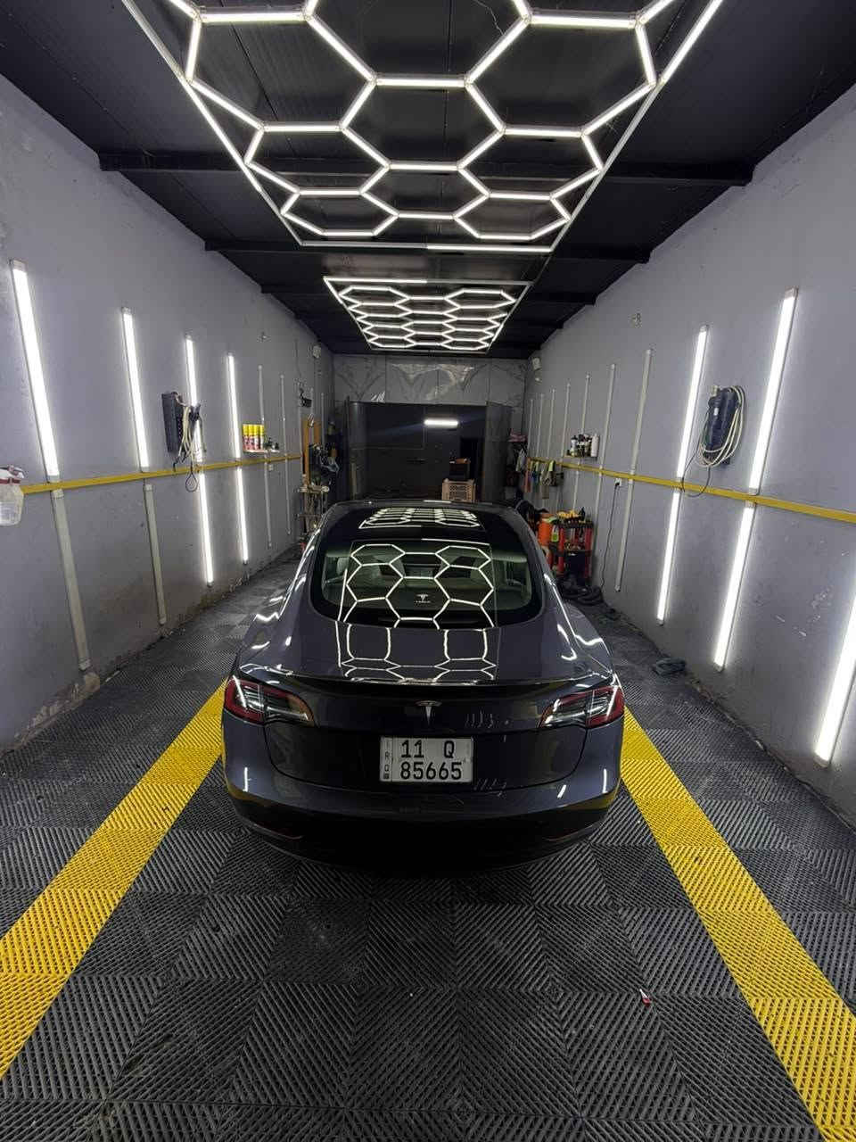 فول مواصفات
تسلا مودل 3 2023
تك ماطور
محرك كهربائي
رقم بغداد
ماشية 55 ألف كيلو
كفالة بطاريات ومنفذ شحن
شحنته 450كم 
شرط ولا مسج طالع بالشاشة
تبريد فول
تحكم بالستيرن
قيادة ذاتية
عداد تحديد السرعة
كاميرا ليلية
شاشة كبيرة
سقف بررامه
داخلية ابيض
كارت
تنربط على التلفون
السيارة أونلاين
اخر تحديث
الشاحن 32 أمبير
تخم تاير جديد
توني مبدلهن 300$دولار
وارد أمريكي

السعر 140
سياره بسمي تحويل ثاني يوم
مكانها حاليا: ديوانيه
***********
