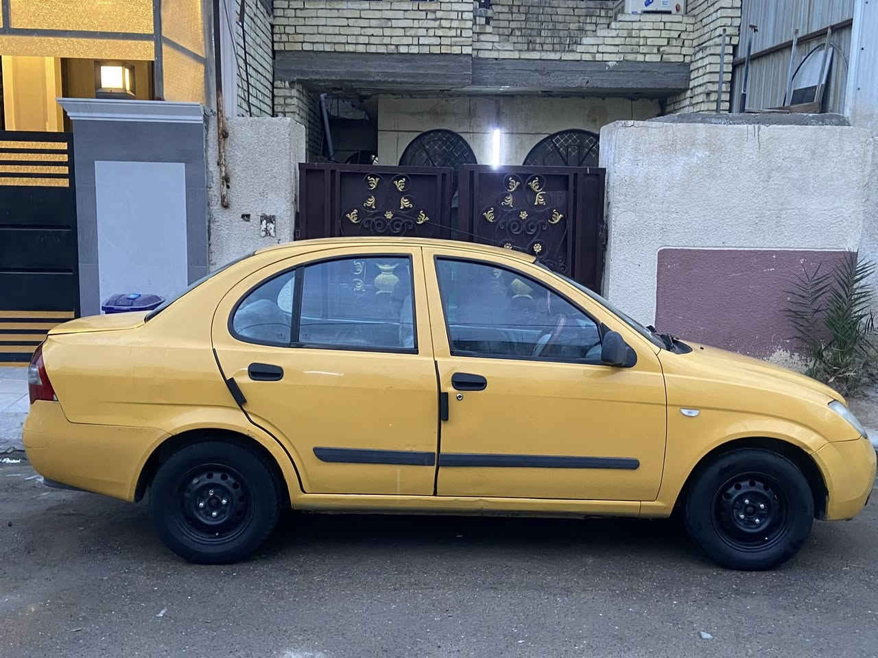 السلام عليكم 
سياره طيبه موديل 2015 
السياره مال جناي واضحه نضافتها بصور 
السياره مكينه و كير جديدات خير من لله 
اضافه الى كامره خلفيه + دوشمه داخليه 
+ سستم سماعات مربوط ويا شاشه + 
نشره داخليه 
+ زنون ثلجي ابوو مروحه
تبريد منضومه كامله جديده ثلج 🧊 
+ تدفئه  
السياره هيئه و غرامات مصفه 
رقم انكليزي جديد 
السياره بسمي تحول ثاني يوم 
السياره بيه طخه يم قبق البانزين فقط معمره غير ذالك السياره اي ضربه ما بيها 
العنوان  / حي جهاد قرب شارع 60 
الرقم / *********** 
السعر / 40 وبيها مجال بسيط 
متواجد واتساب 
رجاء ال مو شراء لا يدخل و يتعب 
السياره مصروف عليها اهواي مال جناي منقصها اي شي بوجهك الشارع 
ربي يرزقج الجميع ❤️
