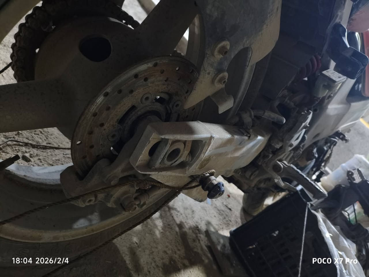 السلام عليكم شباب دراجه سازوكي  1000 سيسي  موديل 2006  أوراق أصولي الدراجه متروكه سنه وكلها تراب العطل الوحيد إلبها الكور المجرا مال ألمي مكسور ولكسره مالته موجوده غراضها موجوده بس مفصخه  شباب اليريد  تفصيخ موجود محرك …شاصي تايرات  الشاصي أوراق أصولي  الدراجه نضيفه بس مليانه تراب  الاتصال ***********
