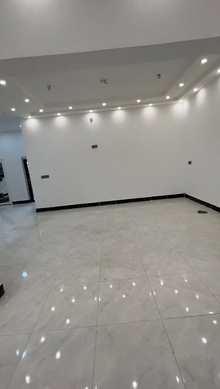 السلام عليكم
الدار للبيع 
المساحة 150 متر مربع الوجه 10 النزال 15
بناء حديث يتكون البناء من غرفه وصاله كبيره واستقبال ومطبخ ومجموعة صحيات داخليه وخارجية 
العنوان الكوت الجديدة شارع نزله البترومين خلف مدرسة السرور الاهلية للاستفسار الاتصال ***********
علما ان الدار غير مسكون
