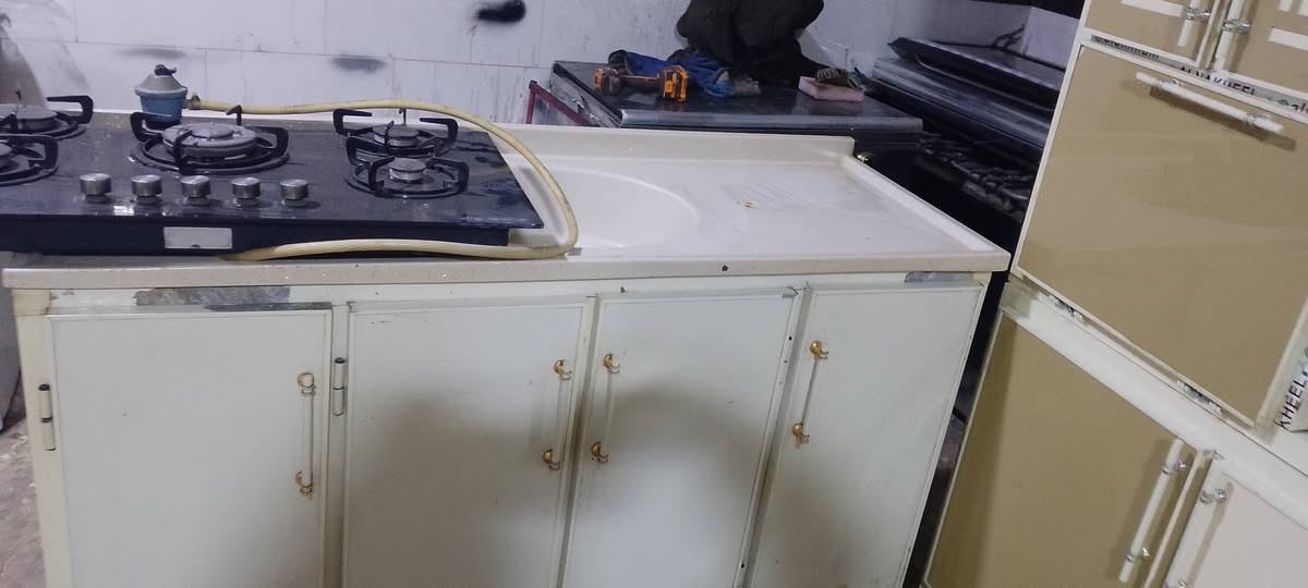 كاونتر مترين ونص مستخدم مع إلا وفن ومايكريف وطباخ ب 500وسنك مترين مرمر***********
