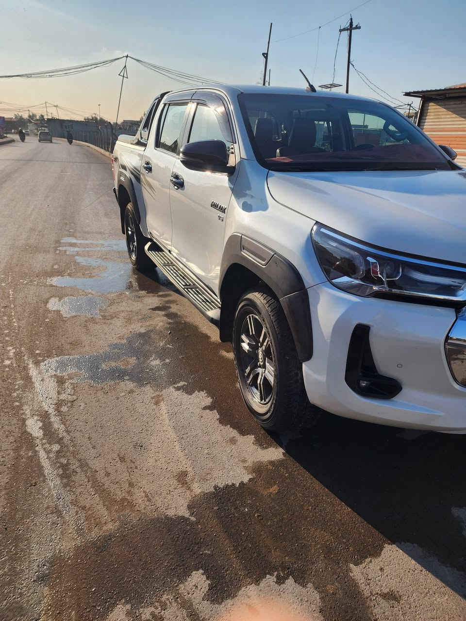 السلام عليكم هايلوكس موديل ٢١ رقم اربيل باسمي ماشيه ٩٠ الف موجوده في بغداد السعر المطلوب ٣٣٥ وبيها مجال الاستفسار على الرقم ***********
