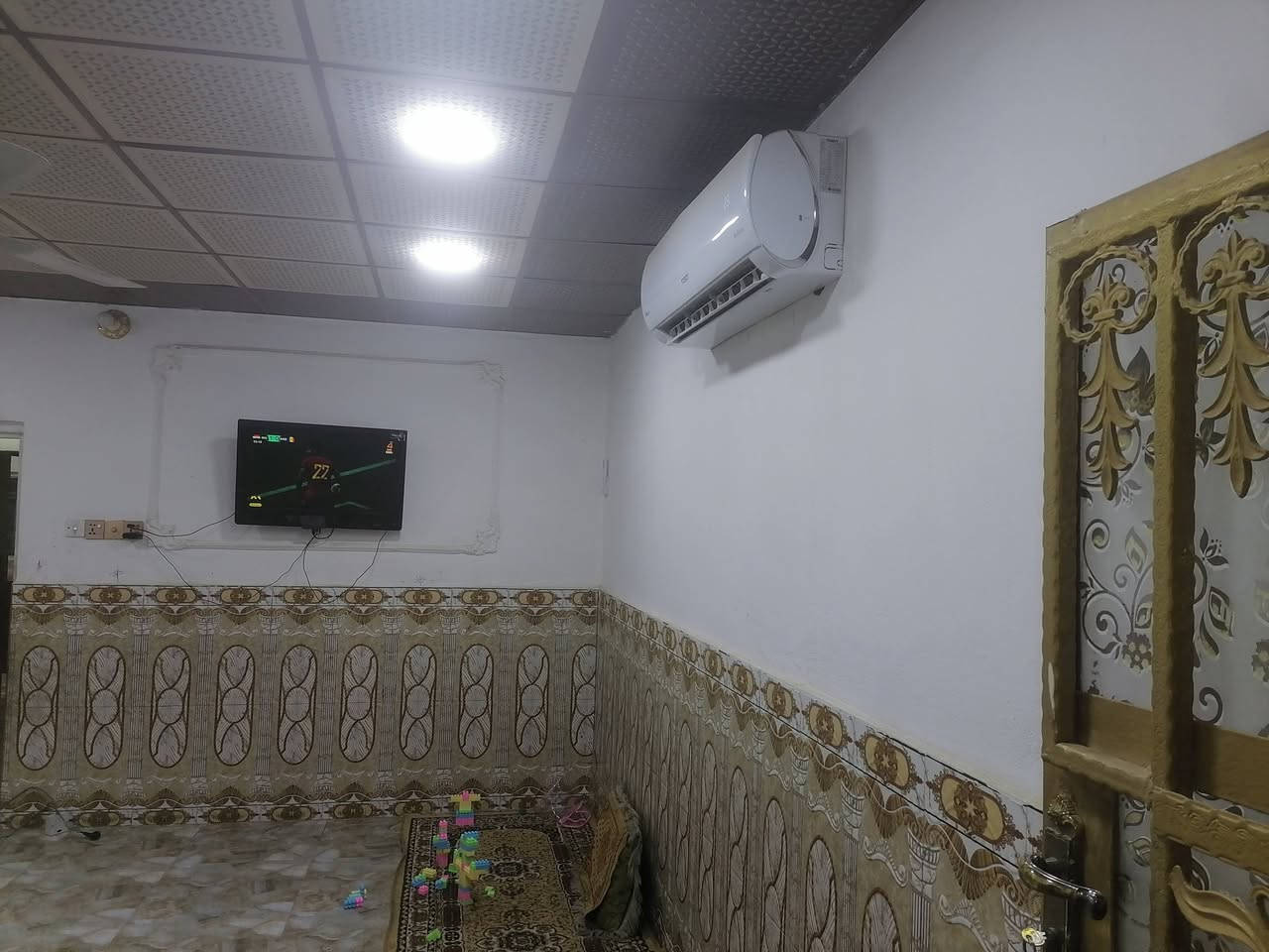 بيت بحي العصري ثاني بيت علئ الشارع ركن والوجه الثاني علئ متنزة المساحة ١٦٥ م الطابق الأول استقبال ٧*٤وصالة٥*٤ وغرفة نوم٥*٤ ومطبخ وصحيات داخلية وخارجية والصابق الثاني غرفتين نوم واحدة منهن ٧ *٤ والثانية ٥*٤ للاستفسار الاتصال بالرقم ***********
