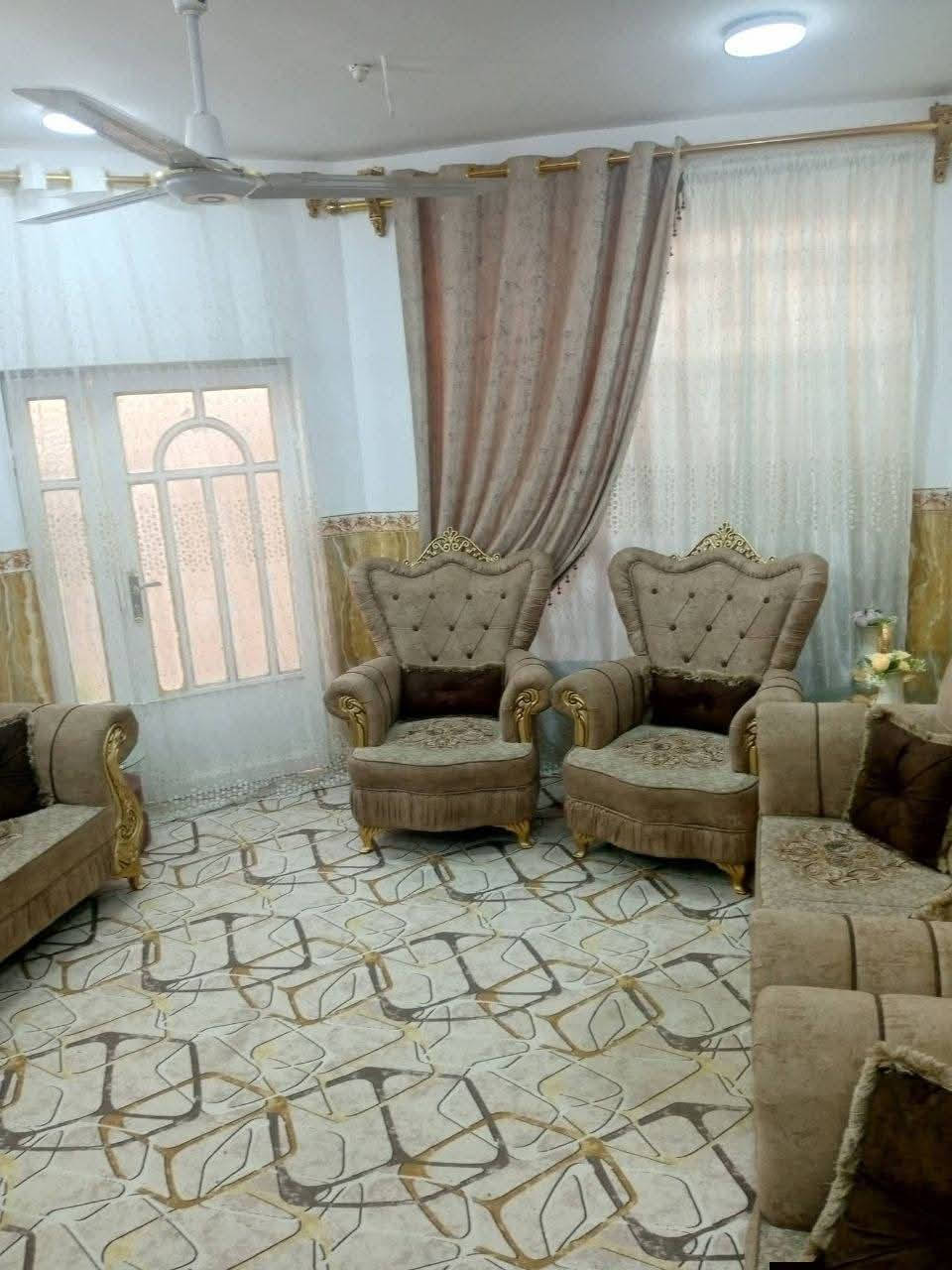 🏡 فرصة بيت للبيع | الطهمازية عمود 101 🏡
📐 المساحة:
133م بالسند الرسمي  
150م واقع حال على الأرض  
طابو صرف | سند 25
تحويل مباشر 
ضريبه مدفوعه
الواجهه عشره ونص 

🏠 البناء:
بيت طابقين مرتب  
الطابق الأول: غرفة نوم + صالة + مطبخ + صحيات عدد 2داخليه وخارجيه 
الطابق الثاني: غرفة كبيرة + مخزن صغير يرهم يصير غرفة أطفال

📍 الموقع:
يبعد 200 متر فقط عن الشارع العام، منطقة هادئة ومناسبة للعوائل

📌 ملاحظة: البيت نضيف ومساحته حلوة وسعره مناسب جداً
***********واتساب أو اتصال
