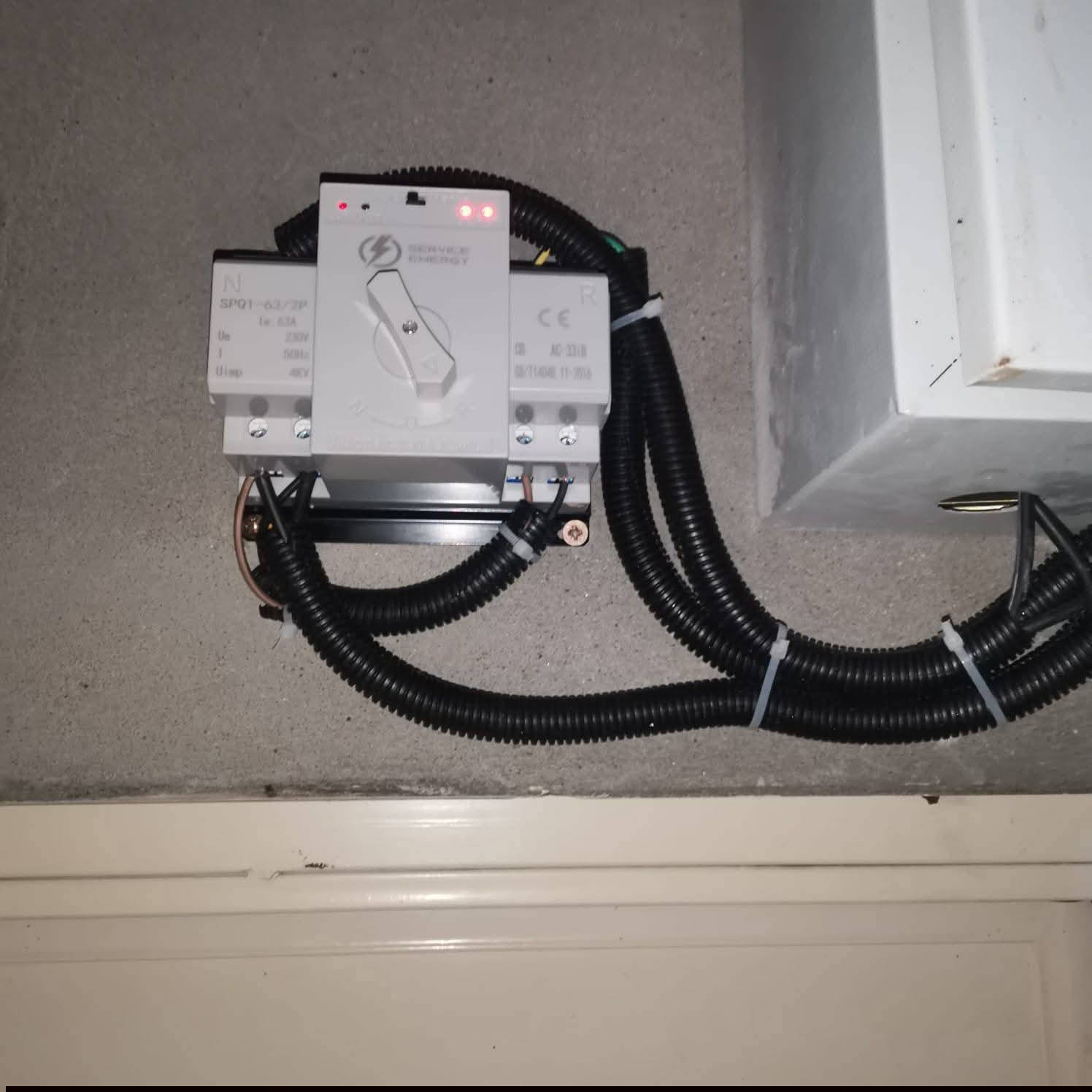 بسم الله الرحمن الرحيم
"وقل اعملوا فسيرى الله عملكم ورسوله والمؤمنون"
بينما كان الجميع ينشغل باستقبال أيام العيد المباركة وتهيئة أجوائه، آثر كادرنا الهندسي في شركة "الفجر الجديد" أن يستمر في عطائه بصمت، محولاً هذه الأيام الفضيلة إلى ميدان للإنجاز والإتقان.
لقد عملنا بجدٍ دؤوب قبيل العيد وخلاله، لنضمن لأهلنا في الشرقاط ومحيطها استقراراً تاماً في الطاقة، بعيداً عن كدر الانقطاعات. واليوم، يسعدنا أن نشارككم جانباً من أعمالنا التي أنجزت في هذه الفترة المباركة، لتكون شاهداً على دقة التنفيذ وعلو الهمة.
إن التزامنا بتجهيز أفضل المنظومات التي تضم إنفيرترات وبطاريات ليتيوم SKE الأصلية، مع أنظمة الحماية المتطورة وخطوط التأريض الدقيقة، هو عهدنا الذي قطعناه على أنفسنا بتقديم عمل هندسي يرتقي لثقتكم الغالية.
عيدنا الحقيقي هو رؤية ثمار عملنا تضيء بيوتكم بكل أمان واطمئنان.
للتواصل وطلب الخدمات الهندسية:
م. عبدالله: ***********
م. عثمان: ***********
📍 الموقع: الشرقاط / الساحل الأيسر / سديرة وسطى - مقابل مطعم وينز.
