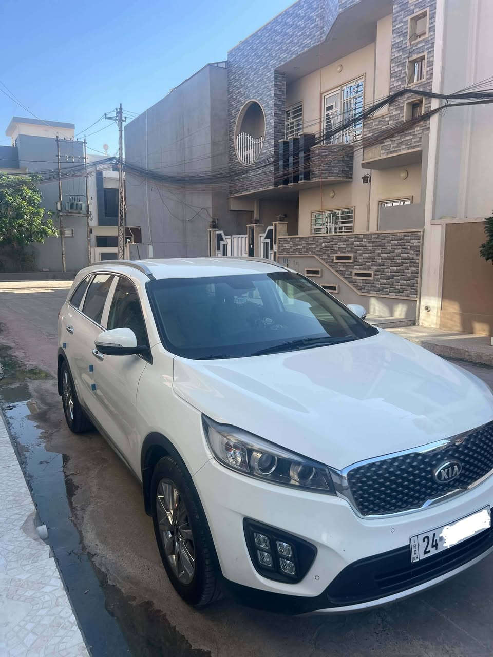 كيا سورينتو 2017 للبيع (مواصفات خليجية EX)
النوع والموديل: كيا سورينتو 2017 (Kia Sorento)
المواصفات الإقليمية: خليجي (GCC Specs) - فئة EX
المحرك: 4 سلندر / سعة 2.4 لتر / بنزين
ناقل الحركة: أوتوماتيك
المسافة المقطوعة (الممشى): 185,000 كم
اللوحة والجهة: خصوصي دهوك (Duhok, Private)
الموقع: الموصل
الحالة والضرر: مكفولة، تيتل فحص نظيف (Clean Title)، بدون صبغ أو حوادث، بحالة المستخدم الممتازة (Used).
التفاصيل: محرك مبدل جديد و يوجد بارد في مقدمة البونيد وملاحظات بسيطه كما موضحة في الصور

✨ المواصفات والكماليات بالكامل:
المقاعد والداخلية: 7 مقاعد (3 صفوف كراسي - Third Row Seats) / فرش مخمل (Fabric) / كراسي كهرباء (Electric Seats).
التكنولوجيا والترفيه: شاشة رقمية (Screen) / كاميرا خلفية (Rear Camera) / نظام بصمة ذكي لتشغيل ودخول السيارة (Keyless Entry).
الراحة والقيادة: جنطة كهرباء (Electric Tailgate) / مثبت سرعة (Cruise Control) / جامات كهرباء (Power Windows) / مرايا جانبية كهربائية (Electric Side Mirrors).
الأمان والسلامة: 6 إيرباجات (6 Airbags) / نظام فرامل مانع للانغلاق (ABS) / نظام التحكم في الجر والثبات (Traction Control).
الإضاءة والاضافات: لايتات زينون (Xenon Headlights) / كشافات ضباب (Fog Lamp) / بردة شمس خلفية (Rear Sun Shade).
💵 السعر والتواصل:
السعر المطلوب: 18,100$ (شدة و 81 ورقة) [قابل للتفاوض البسيط للجادين].
للتواصل والاستفسار: الاتصال مباشرة على الرقم:  ***********

