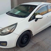 كيا ريو مظلع ٢٠١٥ ابيض نجف بيه قطعتين صبغ بدون دواخل السياره نظيفه مكي...