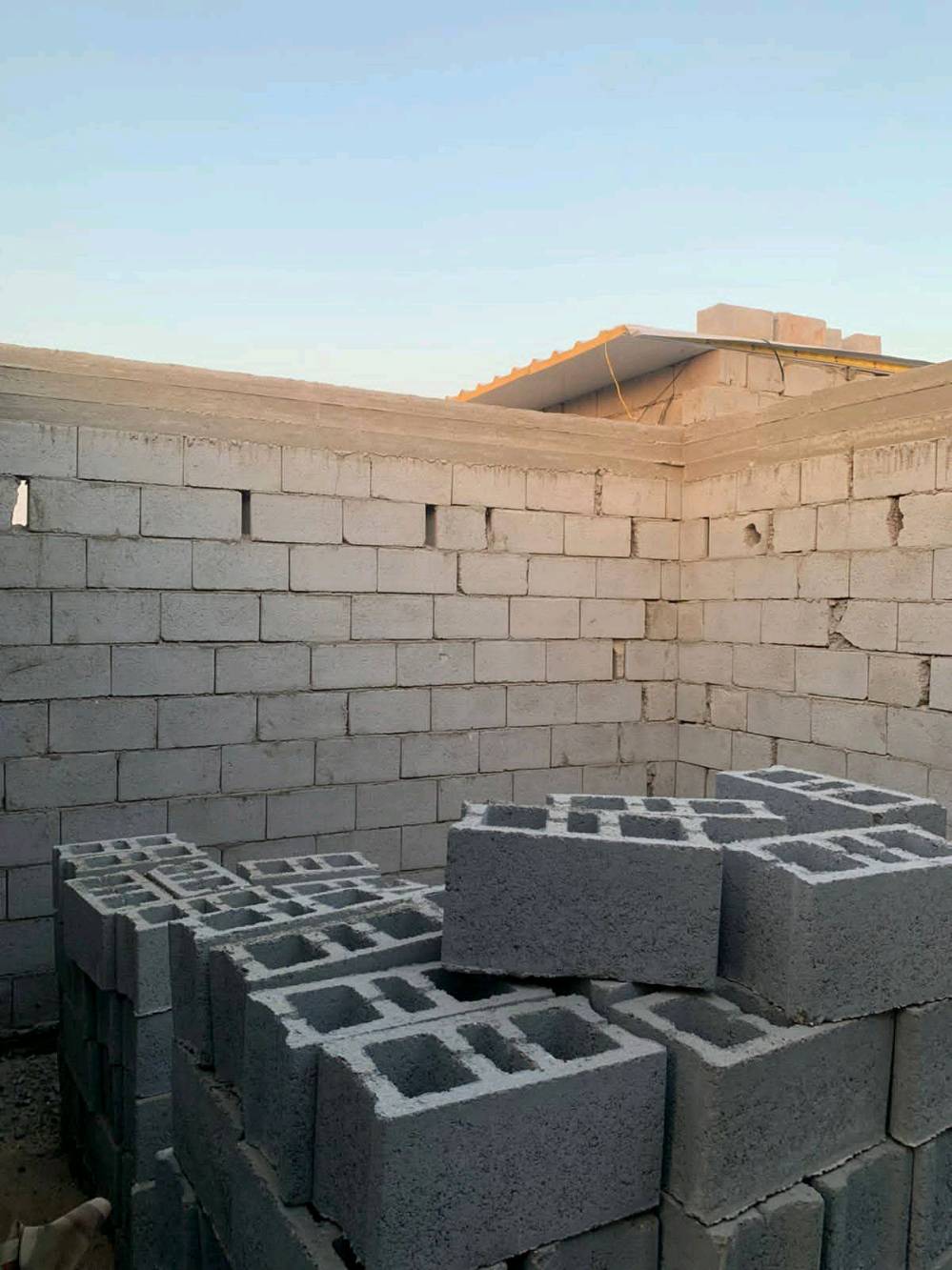 سلام عليكم هيكل وقف سني واصل للرباط أو بي بلوك يوصل للسكف مجاري كامله شغل درجه أوله المساحه 100 /5/20 العنوان أبو الخصيب ابو كوصره شارع الرحمان رقمي *********** سعر 20