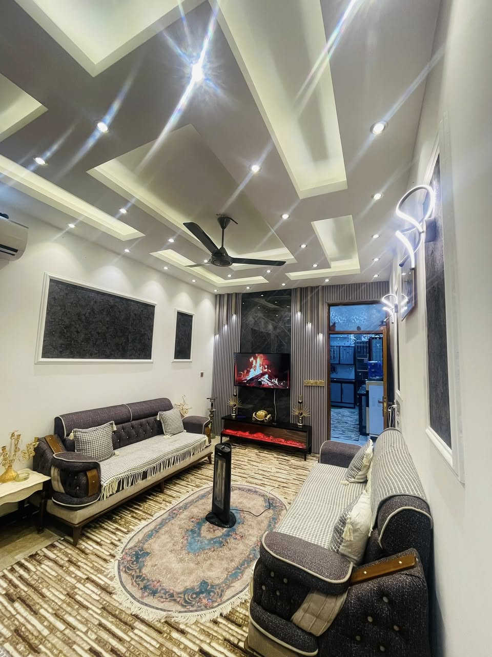 يا الله
مشتمل للبيع في منطقة الشعب / فلكة صباح الخياط / فرع مطعم صلاح كبة 
المساحة ٧٥ متر
واجه ٤ الا ربع
نزال ٢٠ متر
يحتوي على ٣ غرف نوم
خدمات عدد٣
صالة خطار ومطبخ ومنور / بيتونة على عرض البيت طابق٣
للاستفسار
مكتب الحضارة للوساطة العقارية
***********
