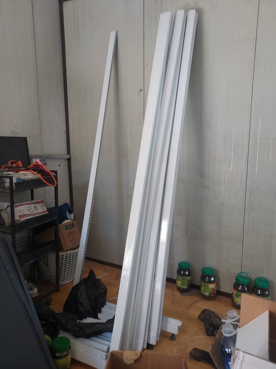 سلام عليكم للبيع رفوف 13 متر جدد ما مستخدمات العنوان بغداد المشتل ,***********
