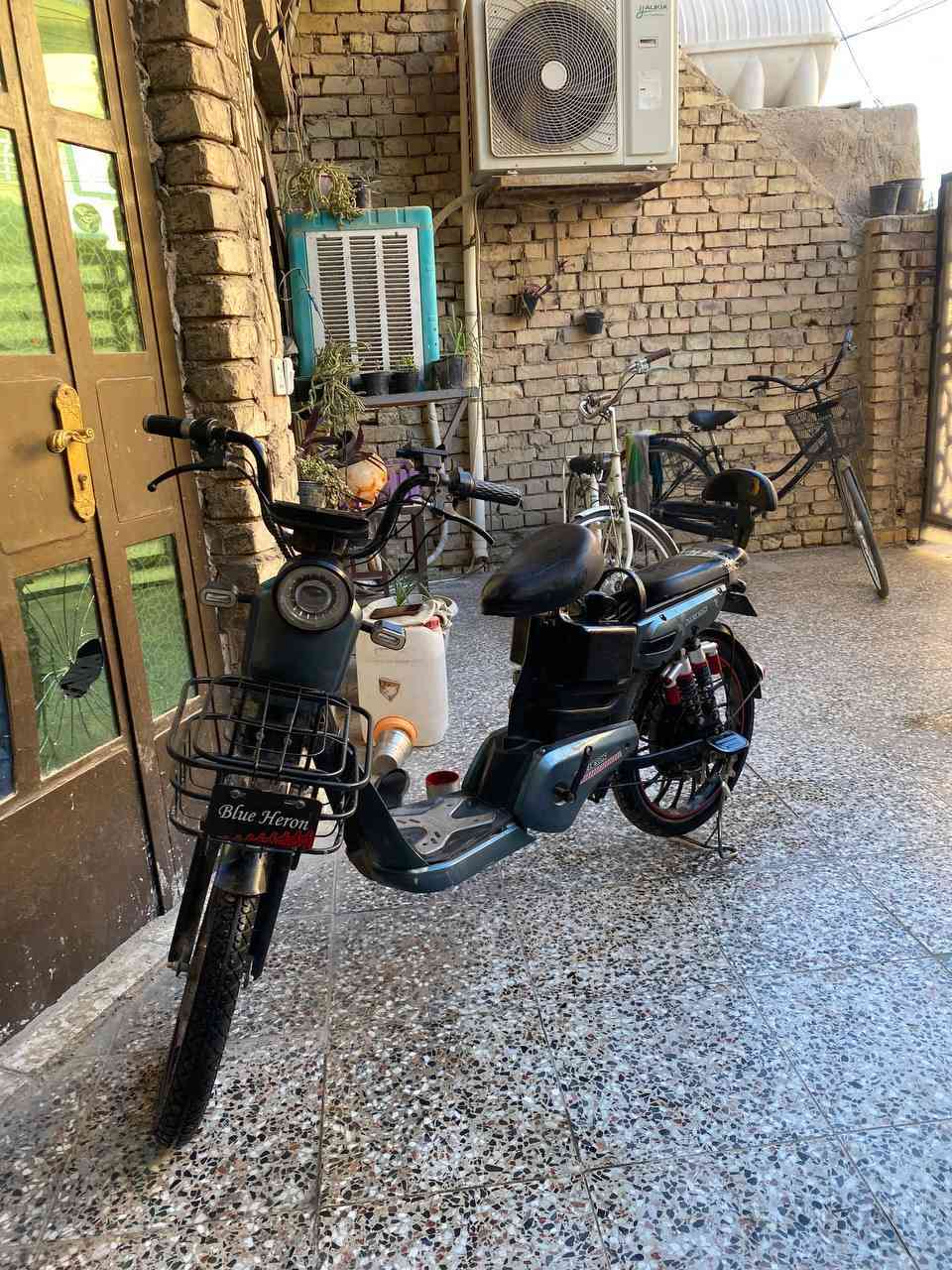 السلام عليكم دراجة شحن للبيع ثلاث سرع يوجود فيها حساس ودبل اشاره السعر 250 بيها مجال رقم ***********
