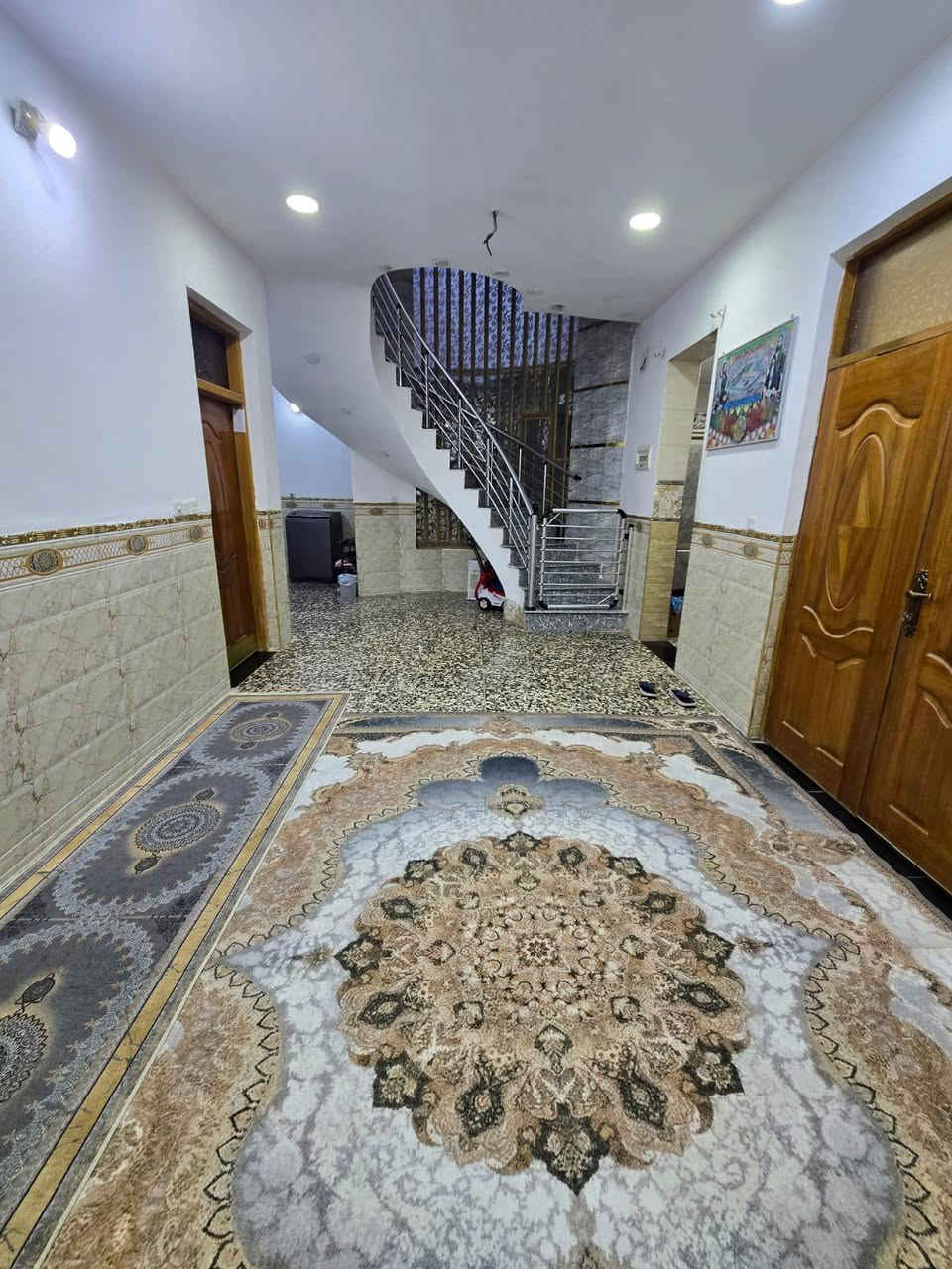 السلام عليكم
بيت ١٦٠ متر ركن طابقين الواجهة ١٠ متر والنزال ١٦ متر 
يحتوي ع مدخلين2⃣
الطابق الارضي يحتوي ع👇👇
استقبال 4.2 × 5.6
مطبخ    4 × 4.5
صالة     3.4 × 10
غرفة نوم 5 × 4
ودرج دوار وصحيات
الطابق الثاني ٣ غرف نوم👇👇
غرفة 4 × 4.5 
غرفة 5.6 × 4.2
غرفة 4 × 5
صحيات عدد 3
منور عدد 2
بناء سنة ٢٠٢٢
الموقع: مدخل جامع الشهيد رائد اول فرع ع ايدك اليمنى

البيت مطلوب قرض اسكان ٢٠ مليون تسديد كل شهر ٢٠٠ الف
سعر البيت صافي بدون الإسكان ١٣٠ مليون

للتواصل ع الرقم ***********
