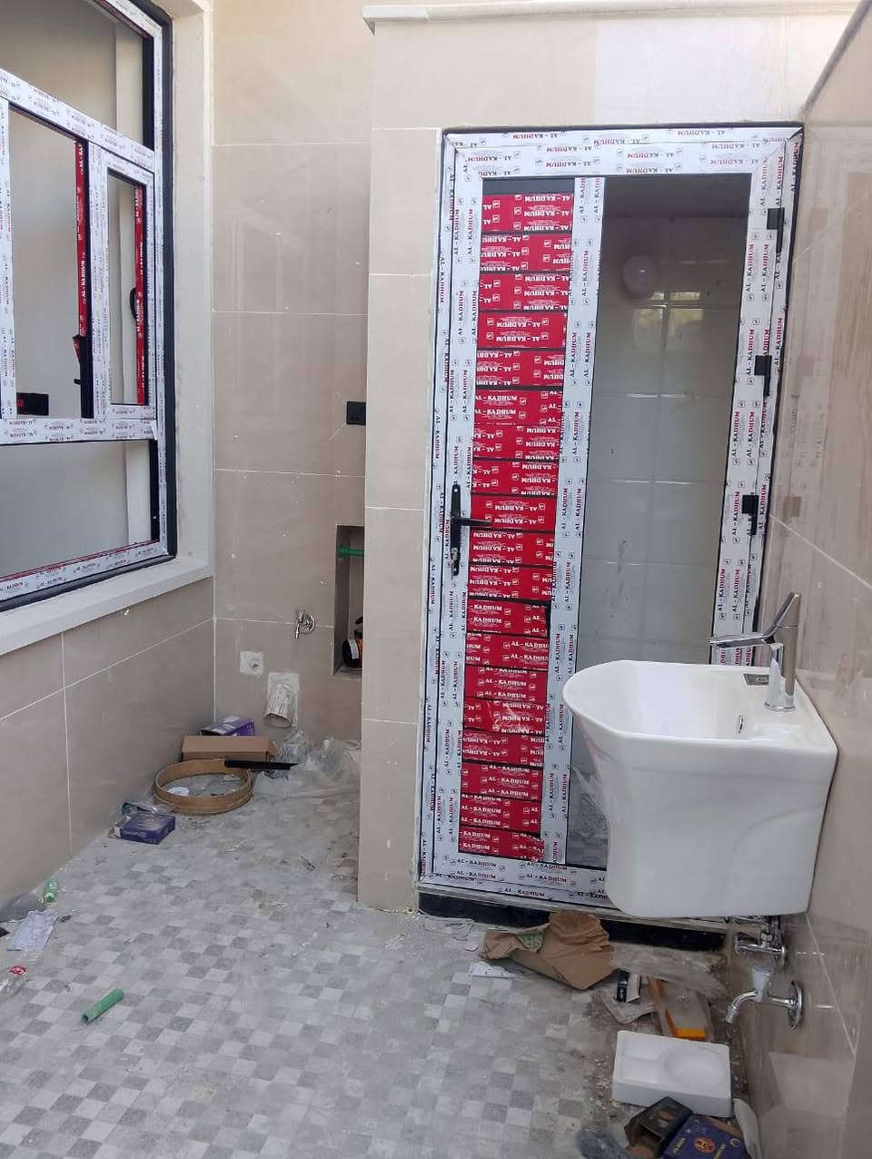 السلام عليكم.. بيت للبيع منطقه الشعب شارع عدن شارع 20 م مساحه 100م واجهه 5نزال 20 بيت فول موصفات واجهه مرمر مدخلين طرمه  خدمات خارجيه استقبال حولي منور وغرفه مطبخ طابق ثاني غرفين   مع خدمات استفسار مكتب الياس للعقار بادارة ابو علي *********** واتساب 
*********** اتصال
