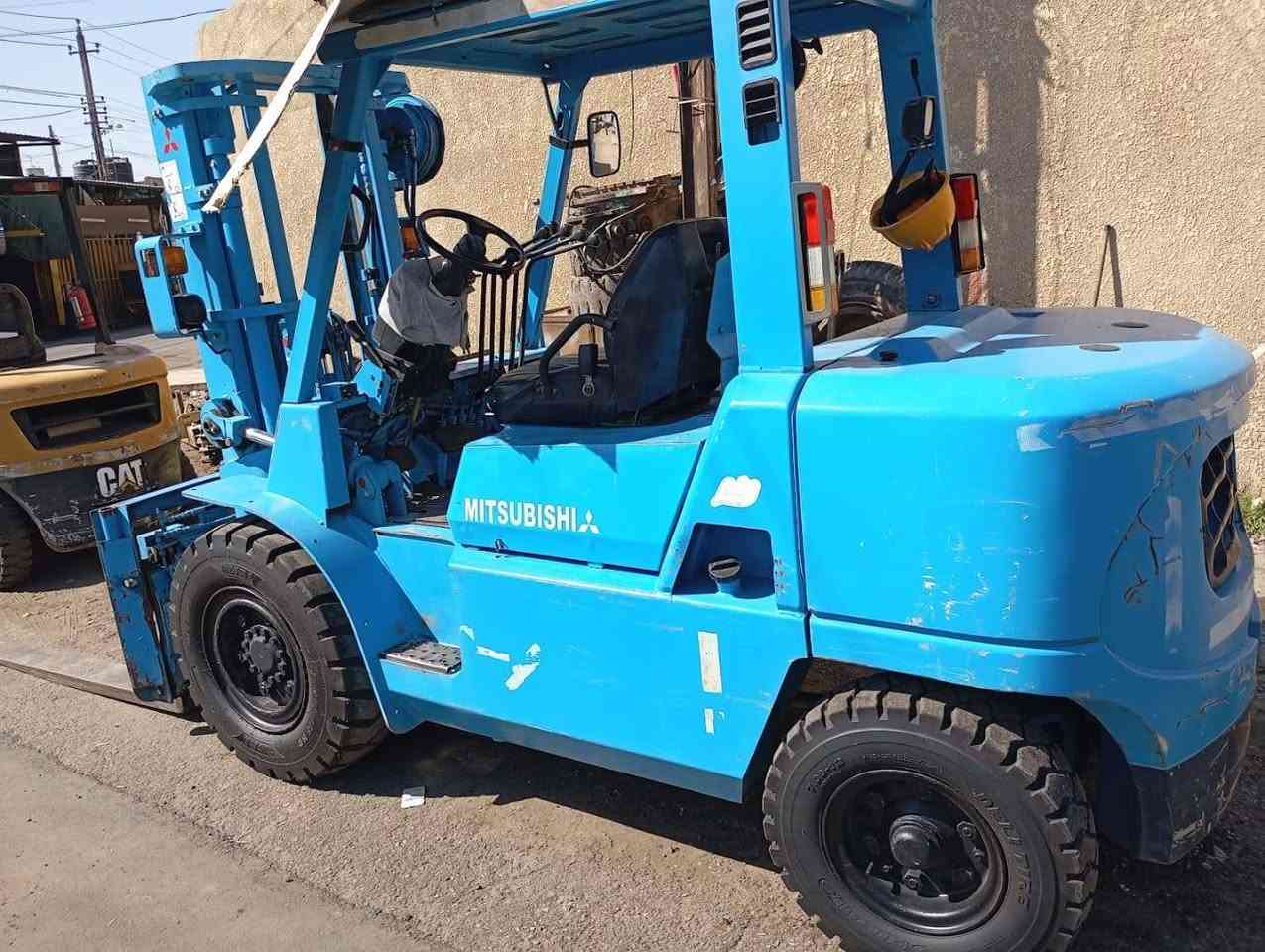 رافعه شوكية متسوبيشي ٤طن جب حاويه ٥حركات طول شوكات متر ونص 
حسين
***********
***********
