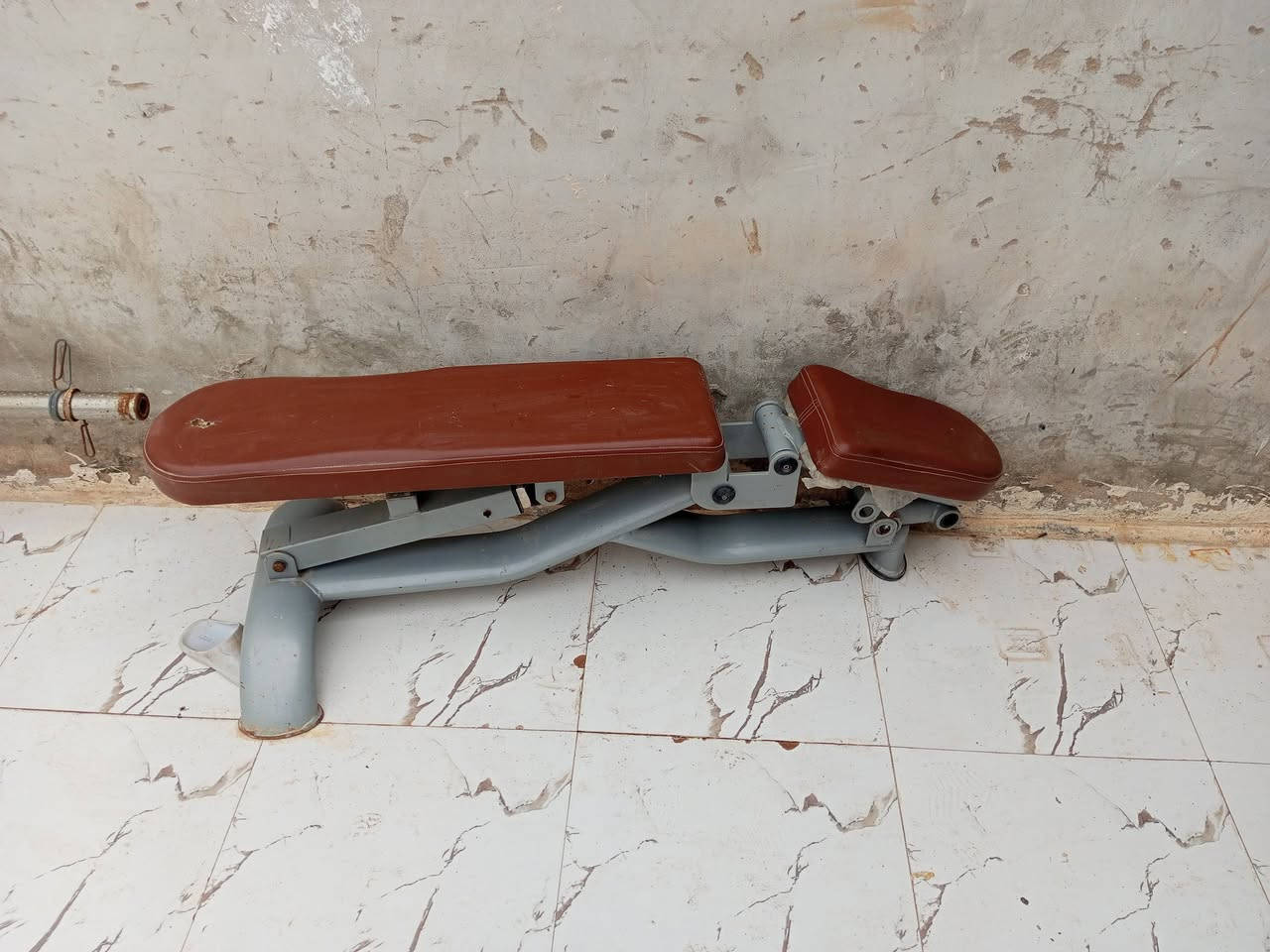 قاعه حديد منزليه كامله متكونه من جهاز جري الماني نضيف مال بيت يتحمل اوزان عالية وجهاز سيقان امامي ومصطبه متحركه والثانية مصطبه تمارين المعده بالإضافة إلى حمالة شفت وحمالة دمبلصات واقراص ستيل وربل مختلف الأوزان ٢٧٠كيلو ودمبلصات من وزن كيلوين الى وزن ثلاثين كيلوا الوزن الكلي للدمبلصات ٣٦٥ كيلو وشفتات عدد أربعه زت وعدل واحد كبير اولمبي طول مترين وعشرين العنوان ذي قار الشطرة للاستفسار الاتصال على الرقم ***********
