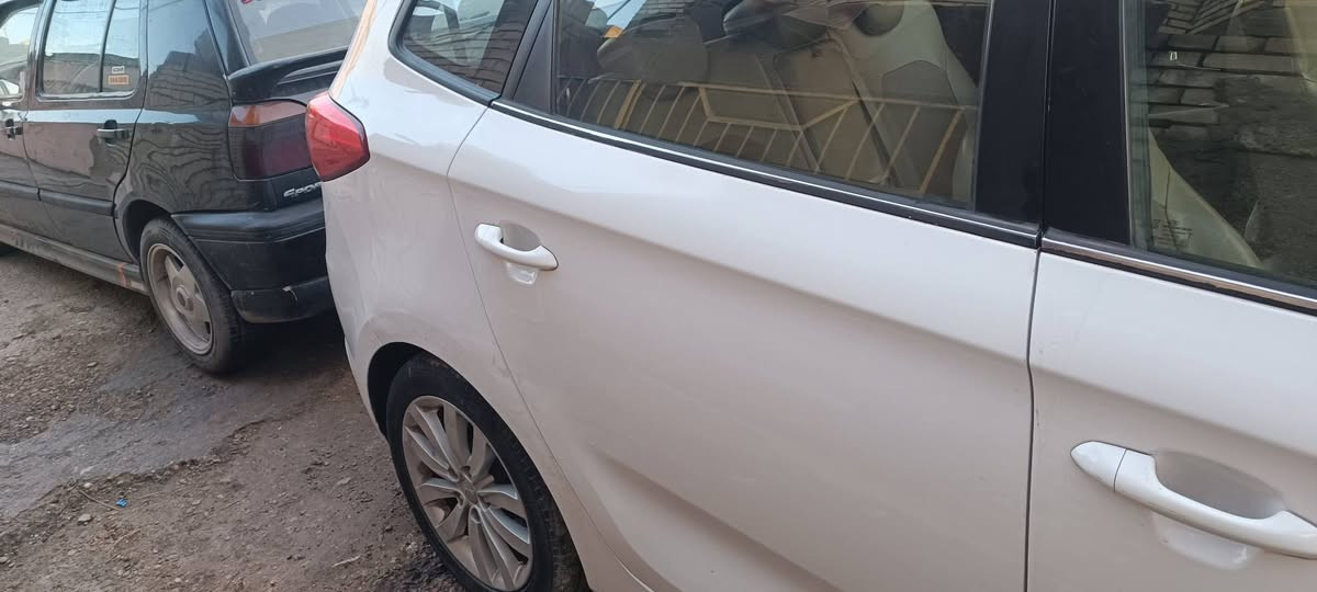 كيا كارينز 14 رقم بغداد باسمي ماشيه 135  كير ومحرك وتبريد مكفول حداديه يرادلها ترتيب من ناحيه الصبغ بيها بس الدوسه اليمنى صبغ وبيها سمكره بارد بالباب الخلفي الجهه اليسرى مفتوح وعندي تكشير بالبنيد  السعر 133وبيها مجال مكاني بغداد ***********
