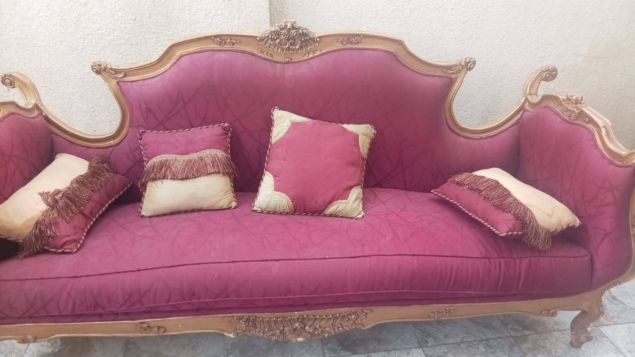 سلام عليكم
تخم ٨ مقاعد نضيف مع الكوشات  شكل الزان
مستعجل على البيع السعر ١٢٥
بغداد
 *********** بي واتساب

