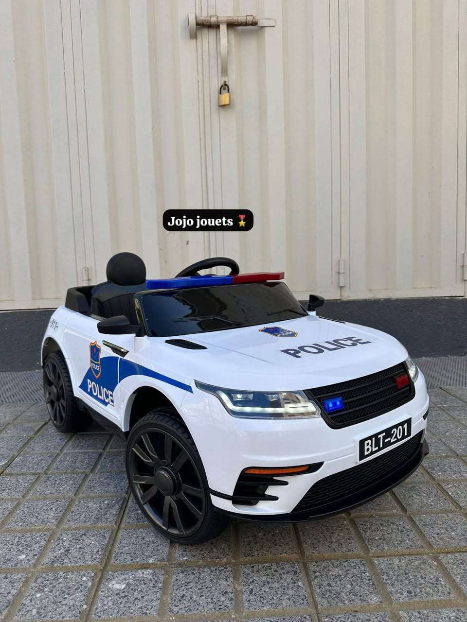 VOITURE RANGE ROVER POLICE 🔵🔴ELECTRIQUE 12V ⚡️

‎🎁🎊🎊 عرض خااااااص 🎊🎊🎁

✔️Batterie 12V7Ah. 
✔️4 Moteurs 💪.
✔️Télécommande 2,4 GHz.
✔️Fonction balançoire.
✔️Lumière Av et Ar LED.  
✔️Lumière de Police 🔴🔵. 
✔️Siréne de Police 🔴🔵. 
✔️Les amortisseurs. 
✔️3 Niveaux de Vitesse. 
✔️Design ergonomique.
✔️USB et Aux pour la musique.
✔️Bleutooth. 
✔️Carte SD. 
✔️Tranche d'âge : 1 à 7 ans. 
✔️Portes ouvrables. 
✔️Vitesse maximale : 10km/h
✔️Ceinture de sécurité.
✔️ Capacité de charge : 60 Kgs.

✅Les couleurs : Noir / Blanc / Rouge✅

‎📦🚚التوصيل مجاني لجميع المدن مع الدفع عند الإستلام. الدار البيضاء, المغرب


**إذا كنت صاحب هذا الإعلان وتريد حذفه لأي سبب، رجاءا أرسل رسالة إلى الدعم الفني**