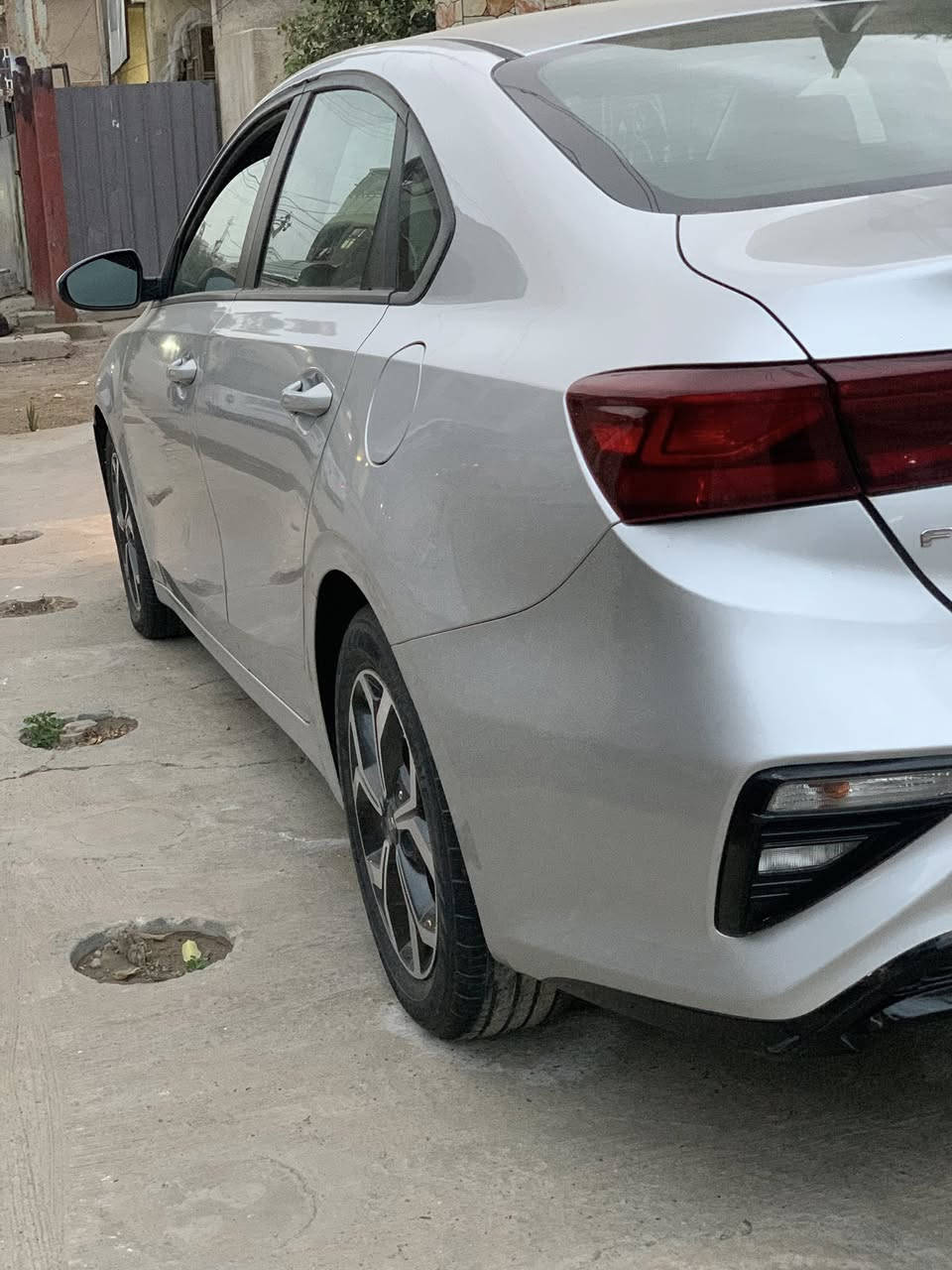 السلام عليكم 
كيا فورتي 
موديل ١٩ 
اللون رصاصي 
حادثهة بنيد شطح لغد شواصي مكفولة
كير ATM مكفول
مكينة 2000 دوش مكفولة
تبريد شغال ومكفول 
مواصفات شاشة جبيرة
حساس امامي
تحديد سرعة
٣انضمة قيادة
تحكمات ستيرن
سيارة ما تذب عليهة ربع دينار جاهزة مجهزة
السعر 140وبيهة مجال 
الصور كلهة واضحة كدامك 
مكاني بغداد الدورة 
هاتف:***********
ملاحضة:ما متواجد بالفيس تحياتي واسف
