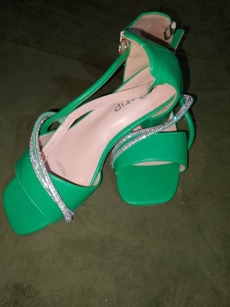 الاحذاء جديد و قياس 39
لبست الاطفال جديه ملبوسه بس مره 
و فستان الابيض طويل ملبوس مره 
و فساتن مروني قصير جديد 
توصيل اكو


**إذا كنت صاحب هذا الإعلان وتريد حذفه لأي سبب، رجاءا أرسل رسالة إلى الدعم الفني**