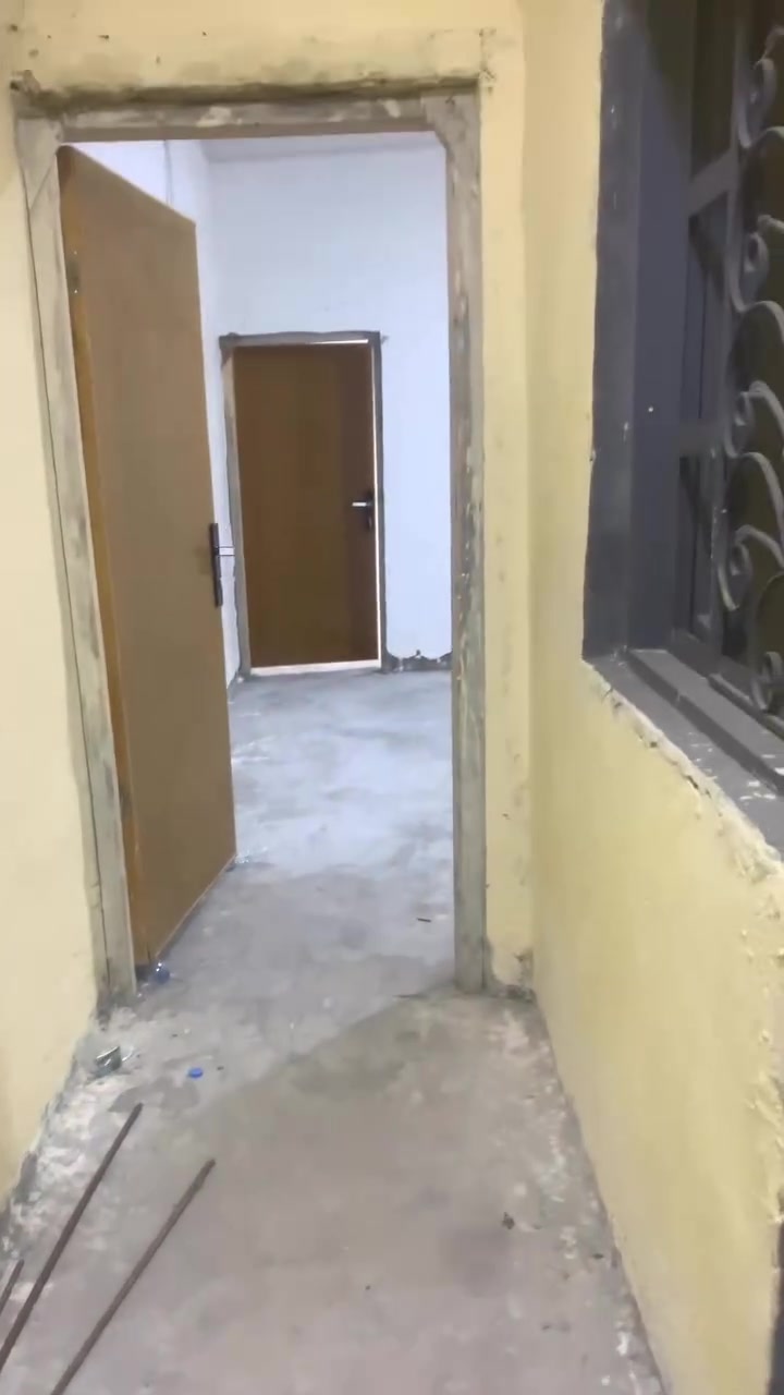 بيت للايجار خلف المول الجديد يحتوي على غرفه واستقبال وصحيات للاستفسار ***********
