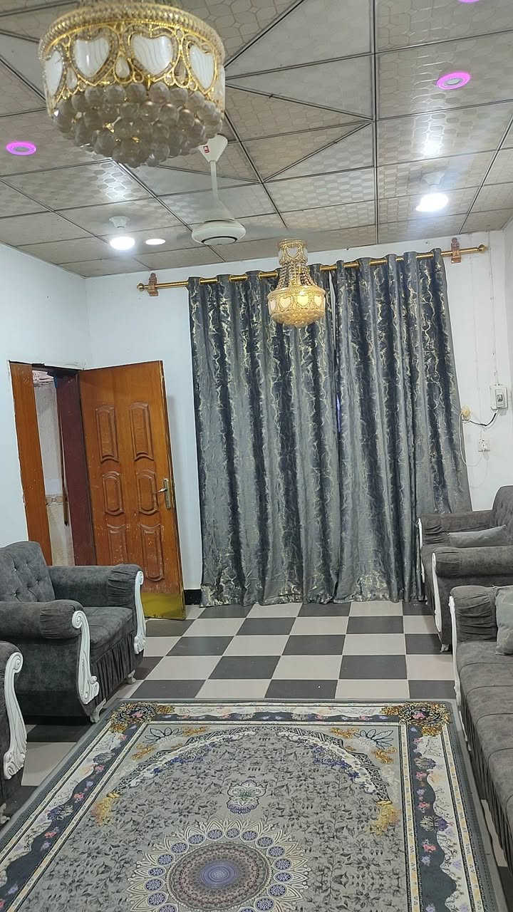 للبيع للبيع
#دار طابقين 
#منطقة حي العمال
#المساحة 150 متر
#بناء الالفينات وعالي عن الشارع ثلاث درجات
#الطابق الارضي يحتوي على 
غرفتين وصالة ومطبخ وبراني ومجمع صحيات داخلية وخارجية 
#الطابق الثاني يحتوي على 
غرف عدد 4 وصحيات 
للاستفسار او كثر مراسلتنا على الخاص او الاتصال على الأرقام التالية أو مراجعة مكتبنا 
مكتب الفخامة للعقارات في السماوة 
الواقع في منطقة الحكم قرب مكتب العصائب القديم ومقابل باب متنزه الزهور
***********
***********
***********
