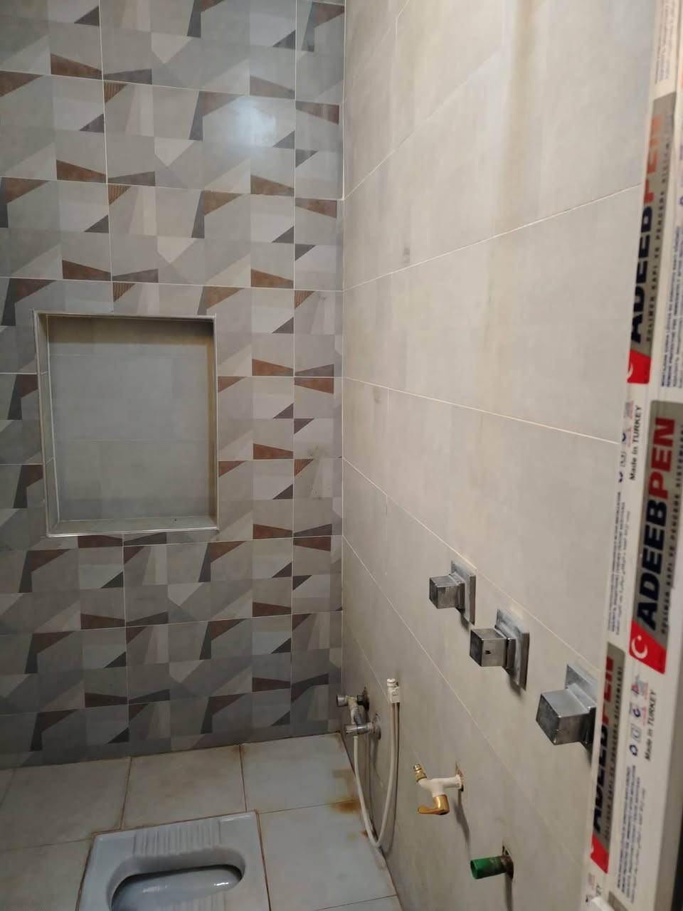 بيت للبيع شارع المعمل خلف مدرسة الشهيد علي الرماحي شارع سيد حبيب ثاني فرع على ايدك السيره مساحة 240متر اساس صب بناء بلوك طفيلي سگف صب عمل درجه اولى سيراميك بورسلين خريطة مهندس غرفتين وصاله كبيره ومطبخ واستقبال كبير طارمه تدخل سياره وحديقه خارجيه السعر 90 وبي مجال للاستفار الاتصال على الرقم ***********واتساب
