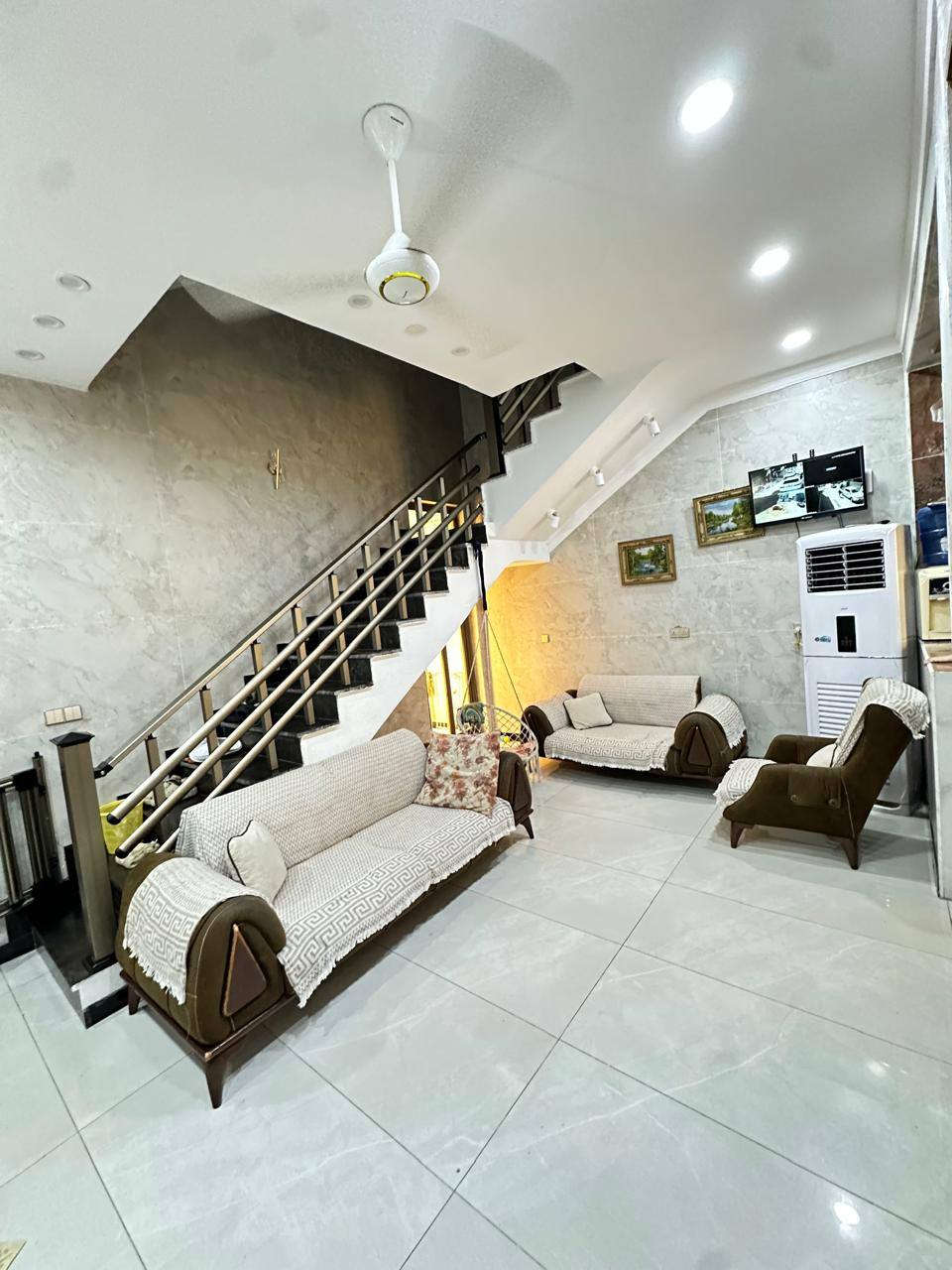 السلام عليكم ورحمه الله وبركاته
للبيع في شارع الجنابي دار مساحة 100 متر مودرن حديث طابقين ونص جديد بناء درجة أولى يحتوي على طرمه وخدمات خارجية +صالة +حولي مطبخ وخدمات ومنور ودرج وغرفه

الطابق الثاني يحتوي على حولي كبير +غرفتين وحمام+الطابق الثالث غرفه .وحمام

يحتوي أيضا على (في الكراج. ميزانية الكهرباء +ماطور الماء +جزامة +منظومة غاز. كلهن دفن بالحائط )

+ جميع غرف البيت من ضمنه المطبخ منضومة تقطير سبالت + منضومة كاميرات + الانترنت + الستلايت أيضا دفن. + كل البيت فيه نقاط وطني معزول. 

#للإستفسار

راسل الصفحة خاص او واتس اب 

اتصال ☎️ / واتس اب 📱 

 ***********
