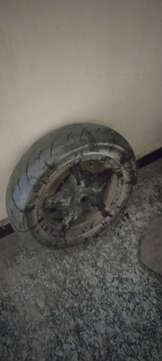 السلام عليكم هاي كفرات سكنس فحل الصفاح الوره نظيفات بس بيهم كم شخط و اكو وحده بيهن بيه فطر يتصلح واماكن البراغي ممكسرات كلهن موجودات اريدهن ع 25 وهذا الويل بدون تاير هم ع 25 للاسفتسار واتساب فقط *********** مكاني الوزيريه قرب وزاره البيئه
