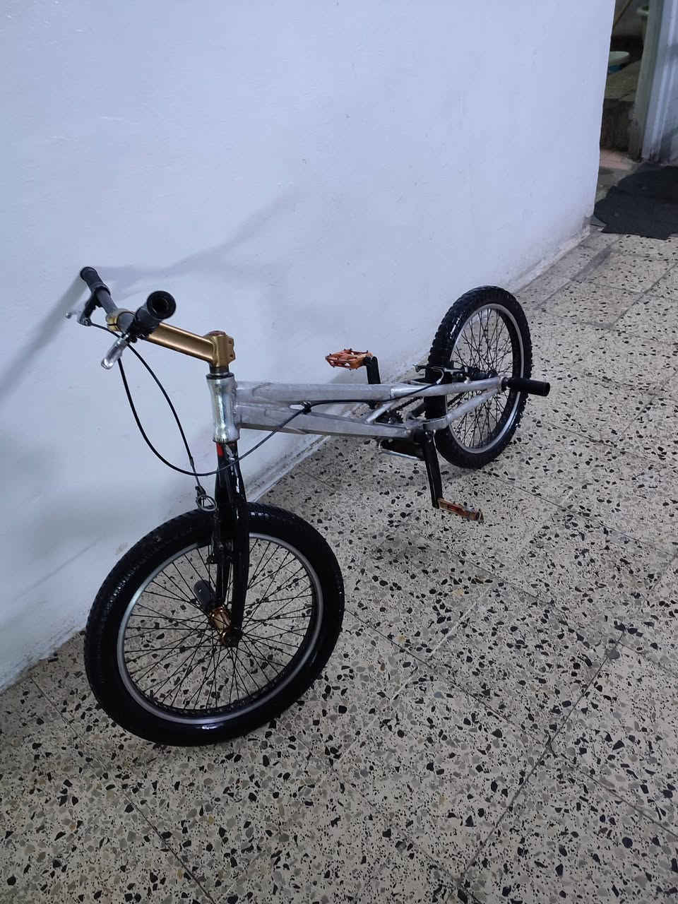 دراجه هوائيه ماركه هيوا ١٢٥ بيها مجال قليل ***********
