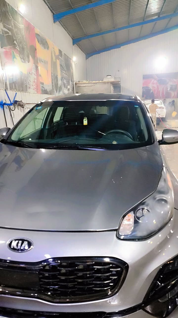 سبورتج 22 وارد امريكي
ماشيه 51 كيلو 
اللون رصاصي فيلي
بصمه وتشغيل عن بعد 
كرسي كهرباء 
شاشه لمس بلادي 
تحكم ستيرن 
قطعتين تبريد 
مداخل شحن 
تخم تاير جديد
محرك وكير وحداديه على وضع الشركه 
مكاني كربلاء سنويه باسمي 
السياره مشروع وطني رقم بغداد 
موبايل ***********
