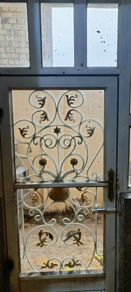 سلام عليكم دار للبيع مساحه 215 صب كونكريت طابوق جمهوري 3 غرف ومطبخ وصاله واستقبال وتخاريج داخليه وخارجيه مكان النجف الاشرف قي البراكيه شارع المطار القديم يبعد عن الشارع 100متر للاستفسار اكثر رقم موبايل / ***********
