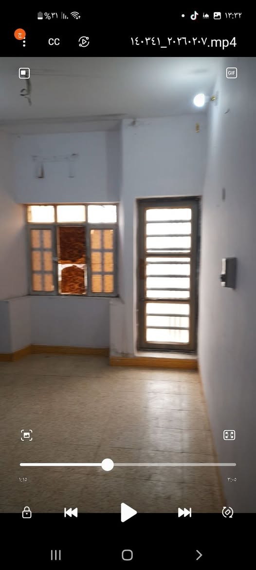 السلام عليكم شقه طابق ثاني للايجار تتكون من غرفتين وحولي مطبخ وصحيات وبيتونه والسطح مجهزه بكاونتر وسنك وسخان وماطور ماء مع خط المولده . العنوان شهداء البياع خلف سوق رضا مباشرتا قريبه على الشارع الرايسي 
هاتف *********** بي واتس اب ما جاوب على التعليقات لان اكو اتس اب
