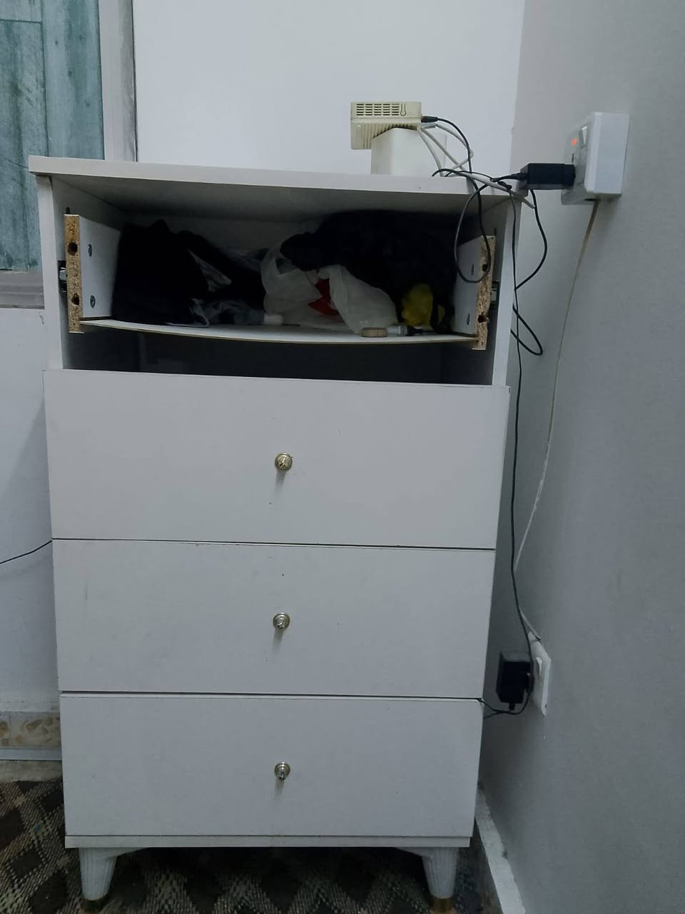 السلام عليكم غرفه كامله تتكون من كنتور ٦ خانات وجربايه وجرارات للبيع بسعر مناسب 1 رقمي  *********** السيديه يم مجمع السفير
