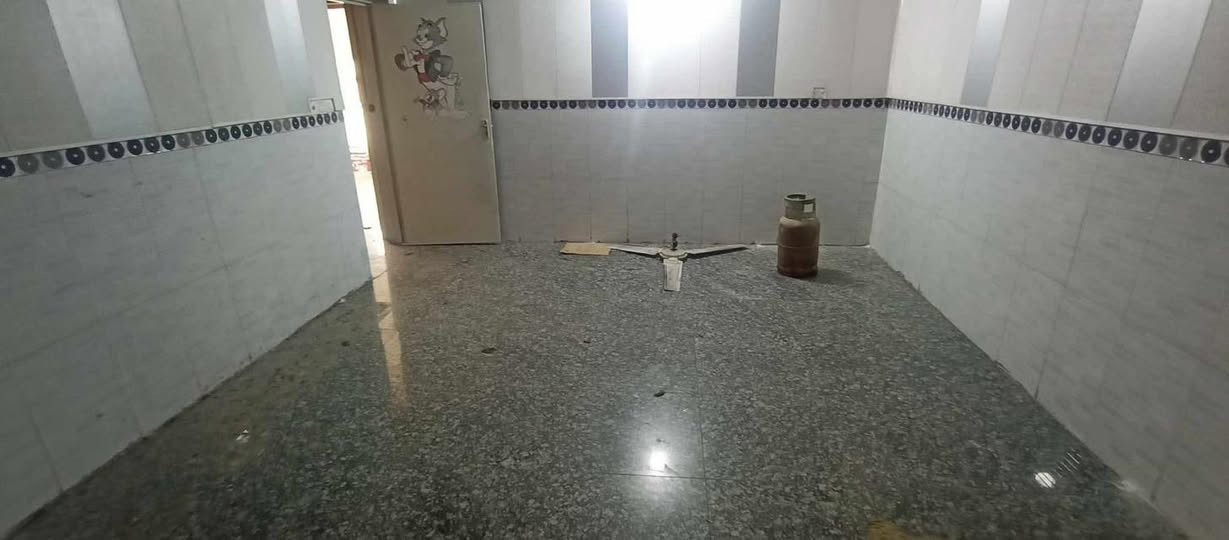 بيت لبيع (طابو صرف) المكان (حي الضباط)  لبيت موقعه ركن علئ شارعين شارع مقابيل شلال سنتر وشارع يطلعك علئ محطه مال بانزين لحكوميه بصف اعداديه السجاد للبنين  مساحة البيت 193متر. يحتوي البيت علئ
مطبخ 4/4
استقبال4/4
صاله4/4
غرفه4/4
وطرمه جبيره
ومشتمل فوك معزول
بي غرفه
وهول 
ومطبخ
وصحيات
وبي سطح عالي وسطح ناصي
سعر لبيت 130وبي مجال
لاستفسار//***********
