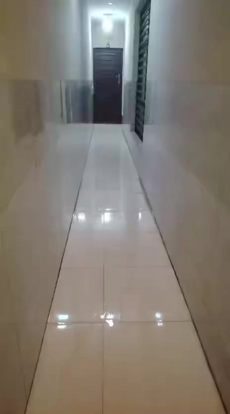 شقة للايجار 
الشالجية قرب نادي الزوراء 
طابق اول مجهزة من ماطور مي وخط مولد وسخان 
بناء حديث 2020
غرفتين وصالة مع مطبخ وحمامات عدد 2 وحدة من الغرف سويت 
سعر الايجار 550 
‭0770 251 7405‬
