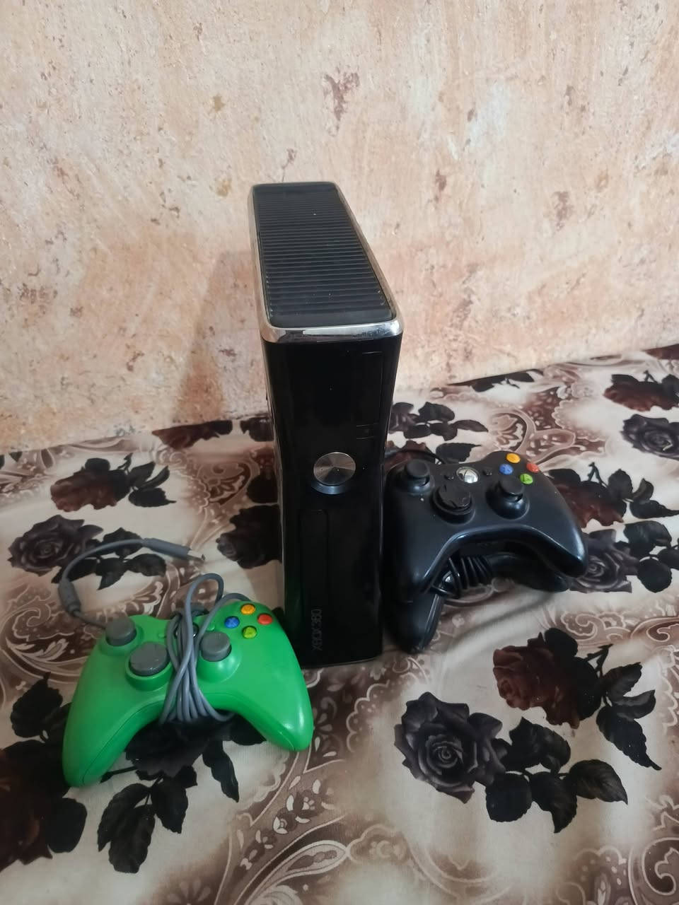 سلام عليكم عندي بلي للبيع 
كاملة غراضة اسم البلي اكس بوكس 360
تجي وية يدات 3 وبي 146 لعبة 
السعر 130وبي مجال راسلني خاص  الرقم /*********** مراسله واتساب
