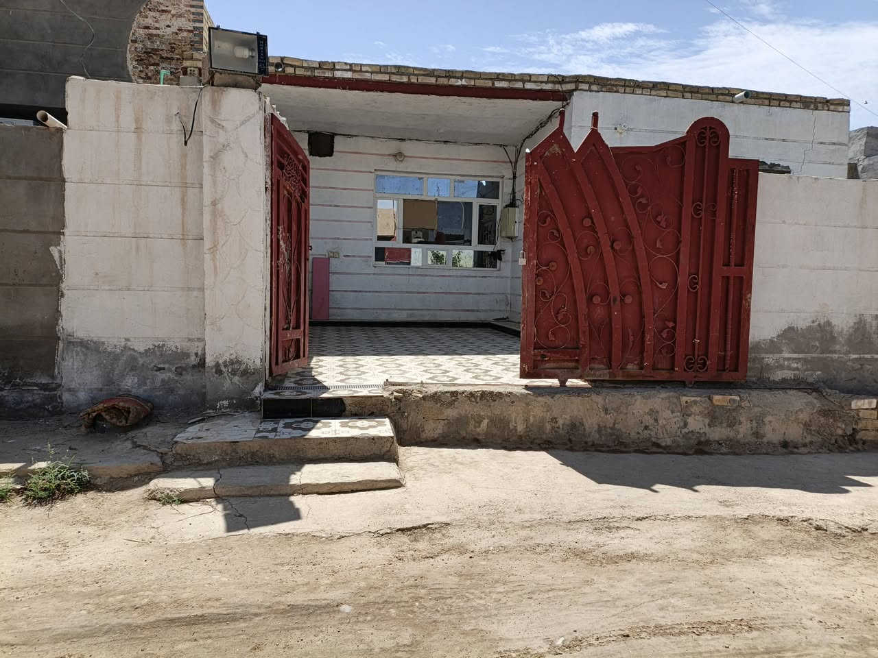 دار زراعي للبيع حي الكرار خامس فرع عن مول ابو نور غرفتين نوم وصالة واستقبال ومطبخ كراج واسع وحديقةواسعه خدمات ماء وكهرباء ومجاري يبعد عن شارع السادين 50 متر تقريبا 
***********
***********
