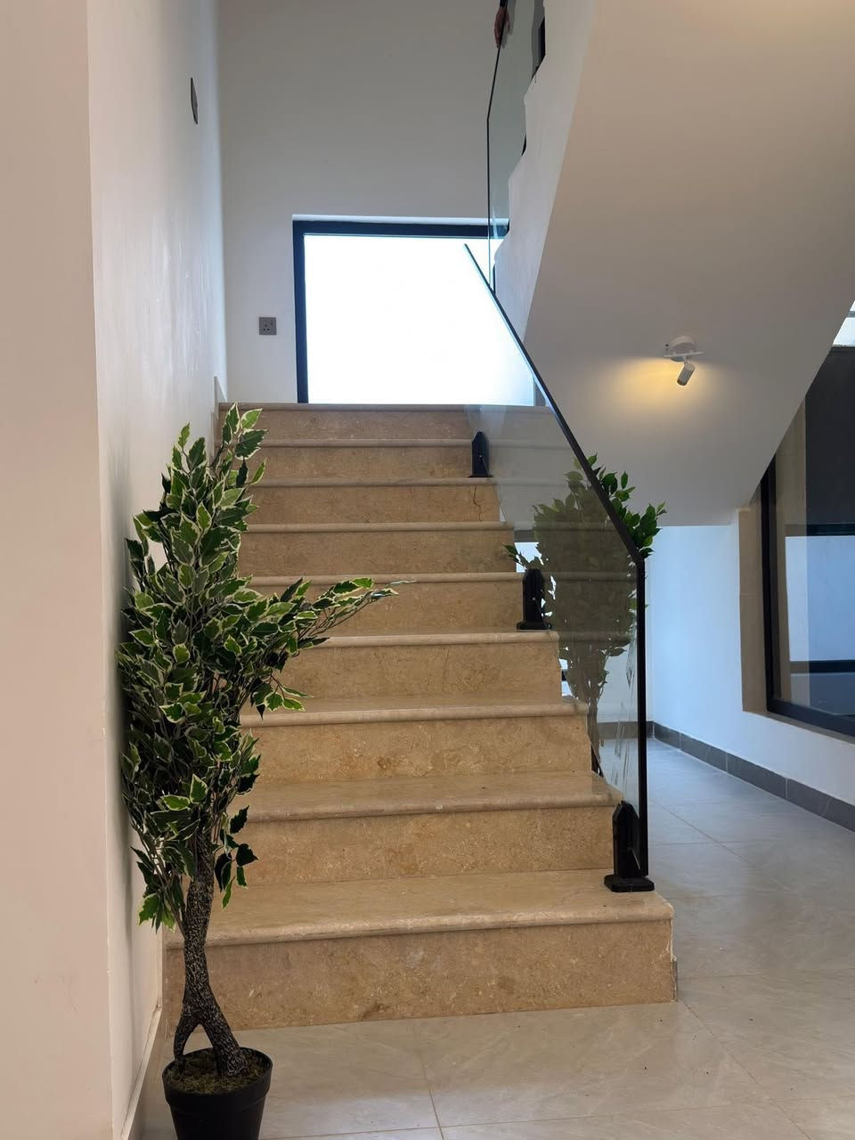 المربع الذهبي على سريع  ابو غريب القديم  ادفع مقدم والباقي على 4 سنوات مساحة 250 وسند فورا 

***********
