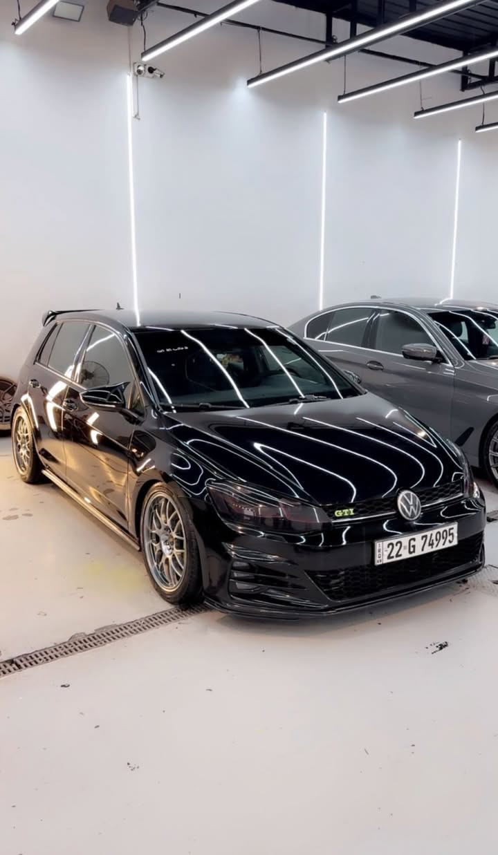 الحلوة للبيع صاروخ ارضي 🚀
كولف gti موديل 2020 
السيارة كلين وارد كندي
هنا بالعراق صار بيها جاملغ وطخات بسيطة
رقم الشاصي : 3VW6T7AU7LM001723
ماشية 78mi
السيارة مبرمجة ستيج 1 بلاس عليها شوتة وعطاس وتفريغ
عليها ويا BBS اصلي 
عليها لويات ريسنك نصبتها تخبل
عليها كزوز  
كشنات مخمل تدفئة 
رادار امامي 
والسيارة بالحقيقة تخبل احلى من الصور بهواي
السعر  145 بيها مجال 

مكان السيارة بغداد الدورة
***********
